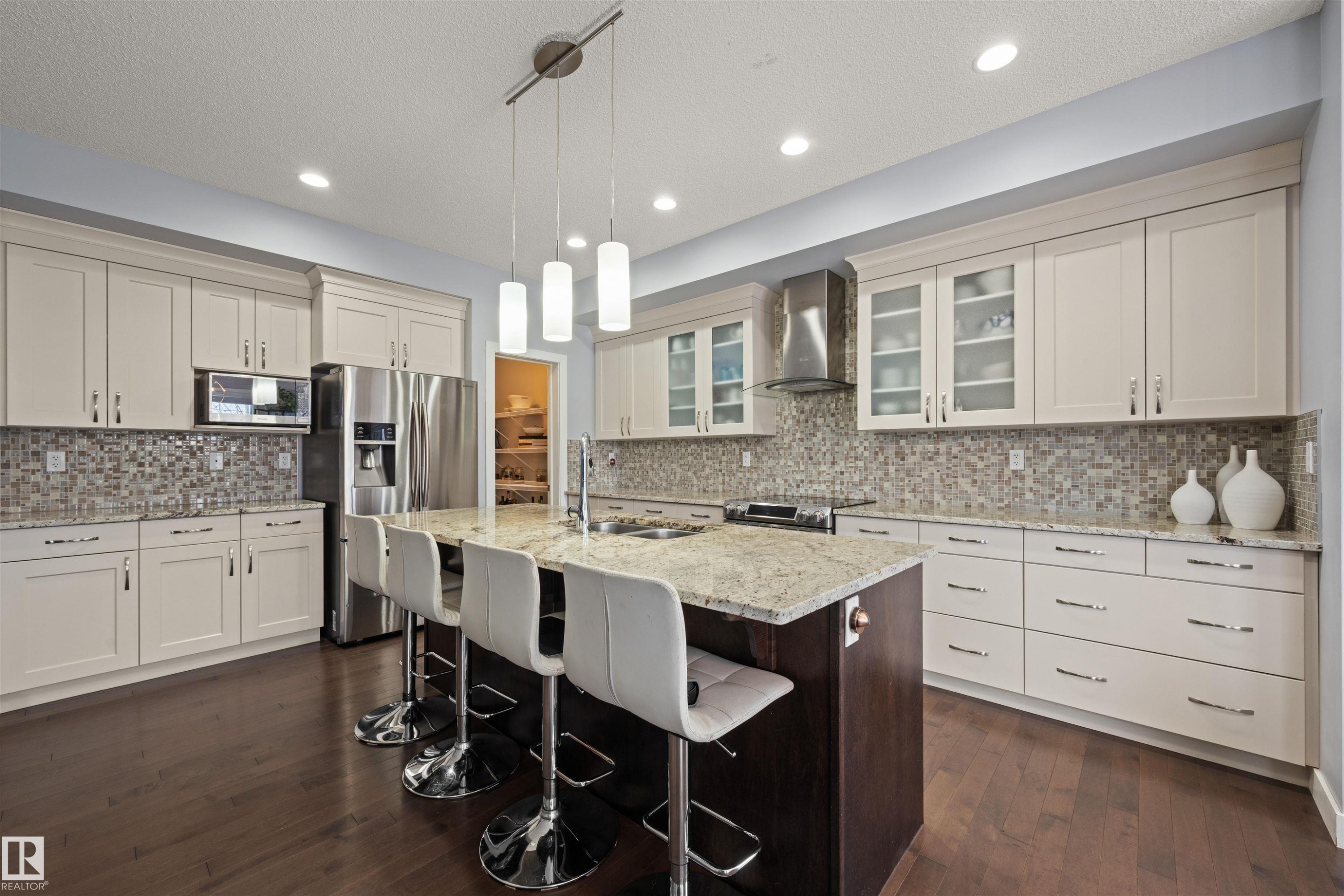 1564 Chapman Way, Edmonton, AB - Indoor Photo Showing Kitchen With Upgraded Kitchen