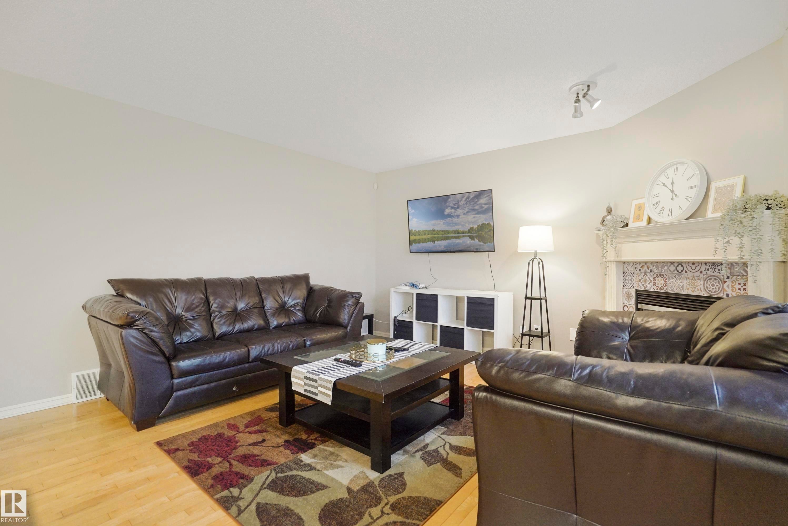 580 Glenwright Crescent, Edmonton, AB - Indoor Photo Showing Living Room With Fireplace