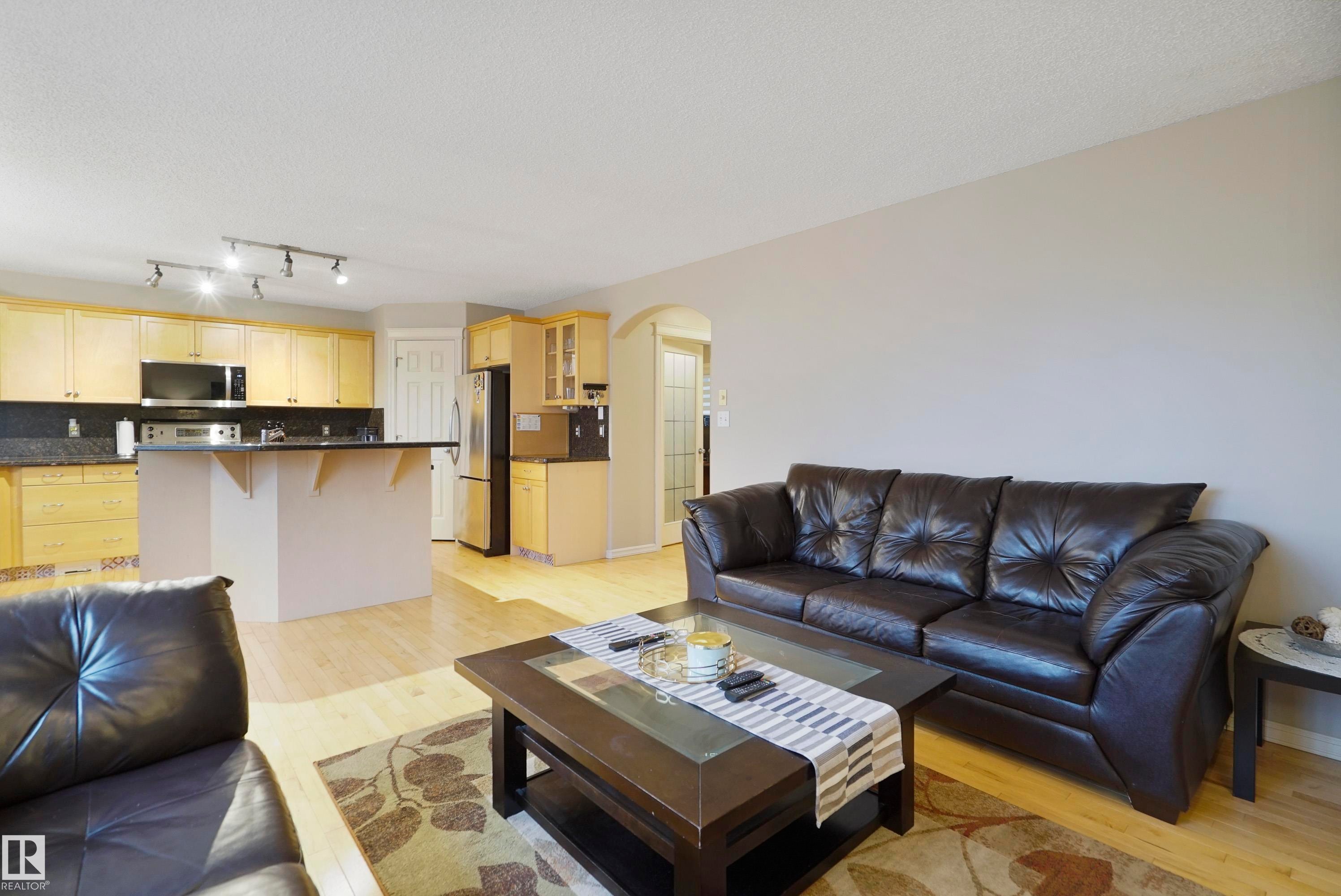 580 Glenwright Crescent, Edmonton, AB - Indoor Photo Showing Living Room
