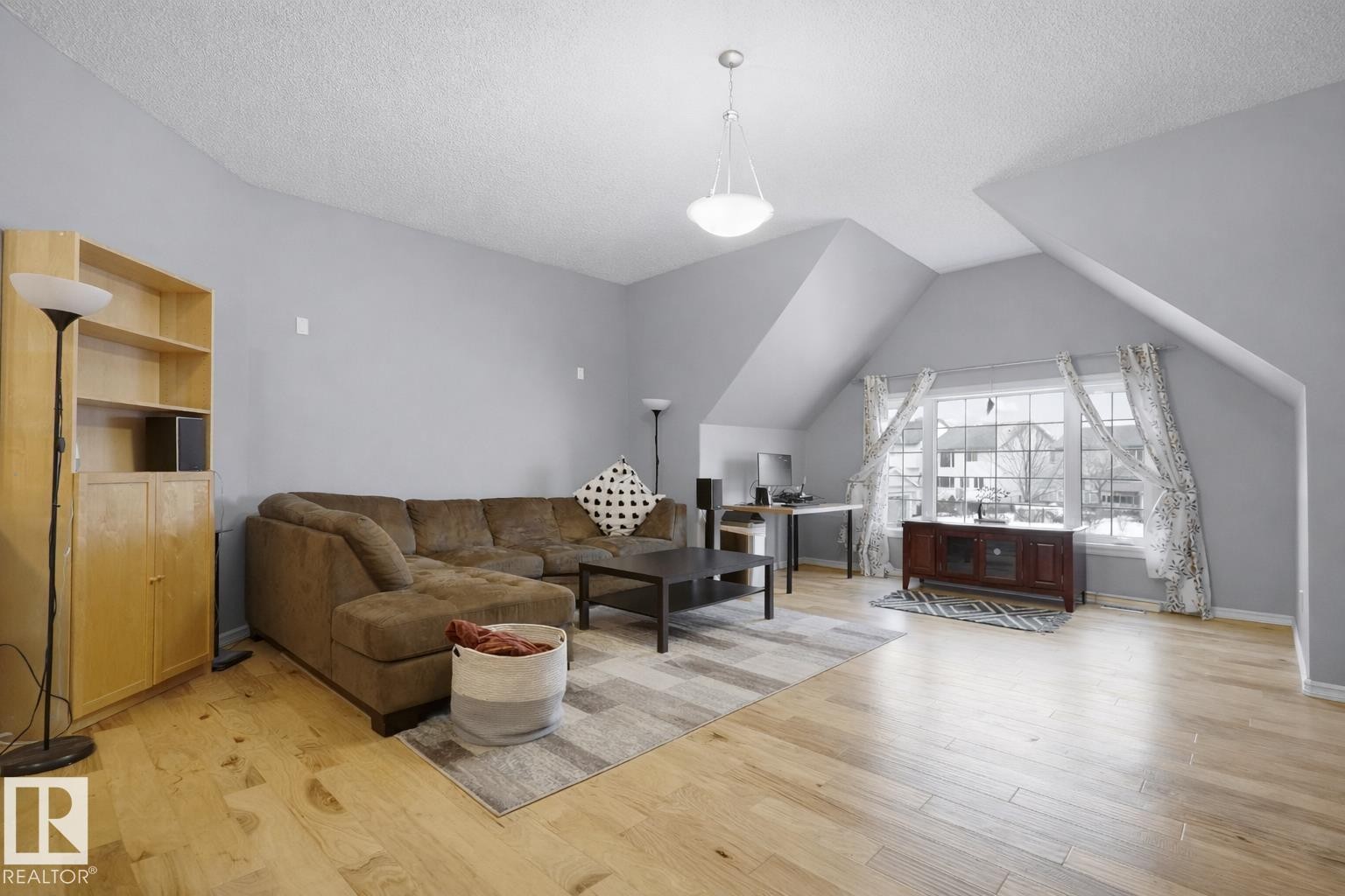 580 Glenwright Crescent, Edmonton, AB - Indoor Photo Showing Living Room