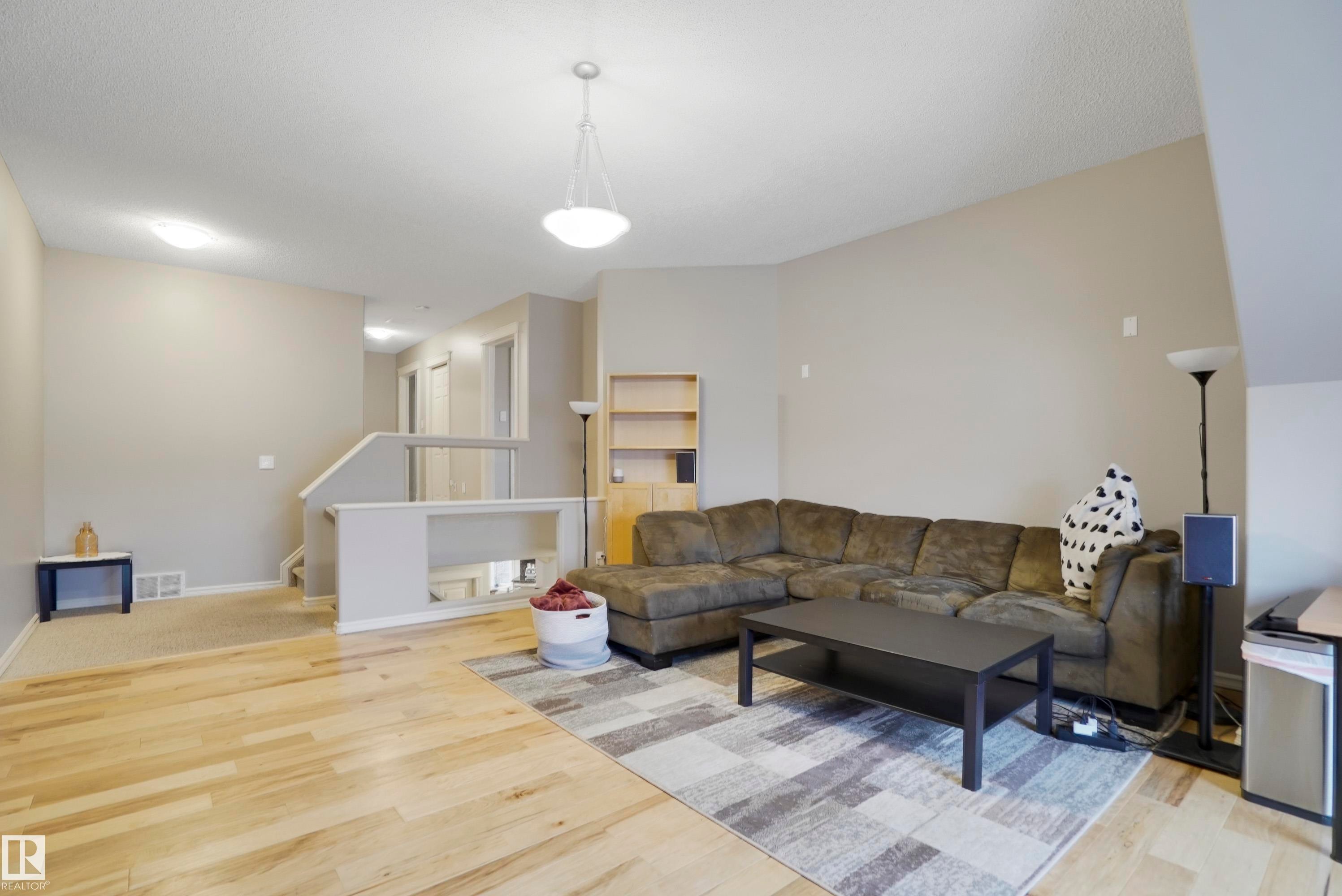 580 Glenwright Crescent, Edmonton, AB - Indoor Photo Showing Living Room