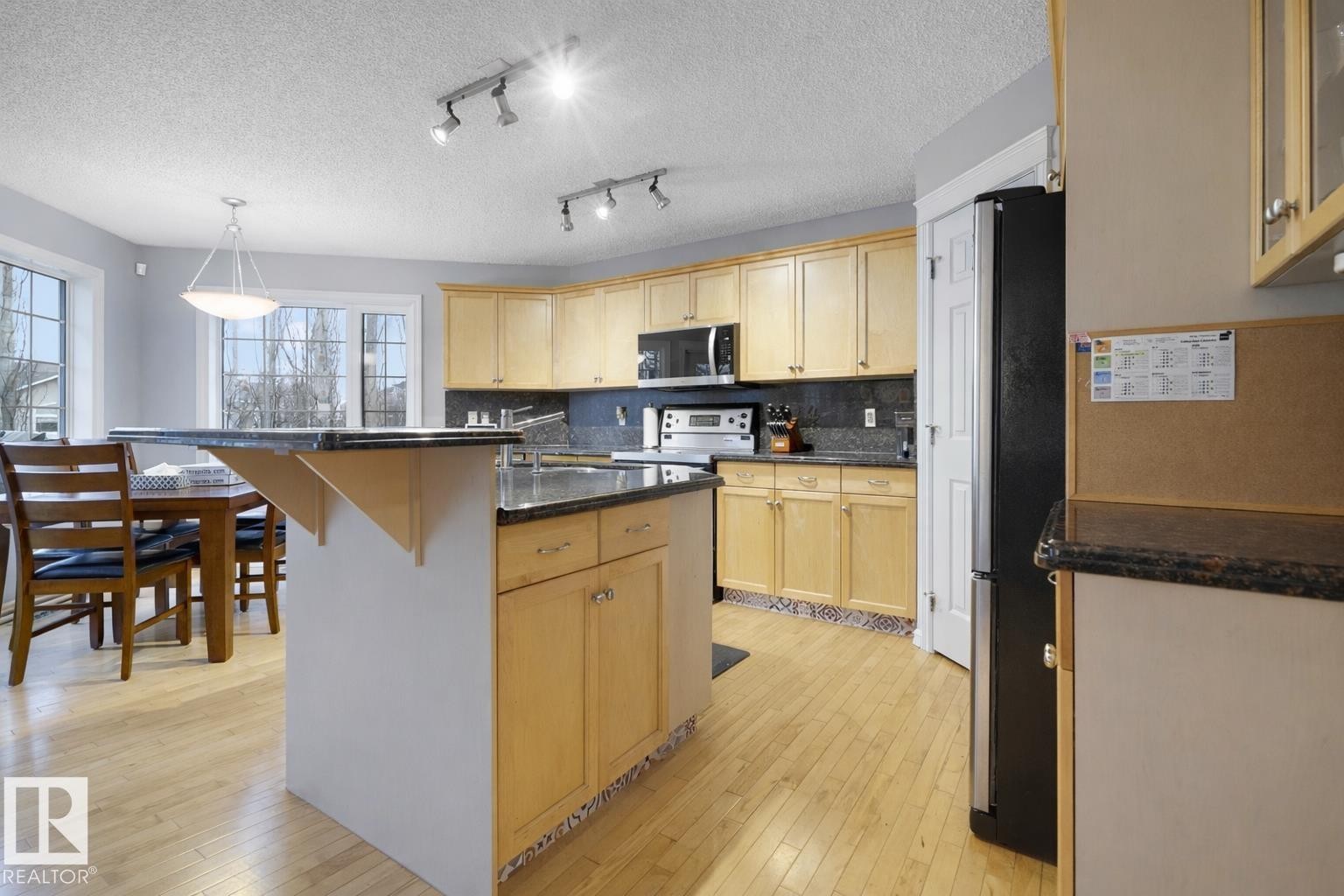 580 Glenwright Crescent, Edmonton, AB - Indoor Photo Showing Kitchen