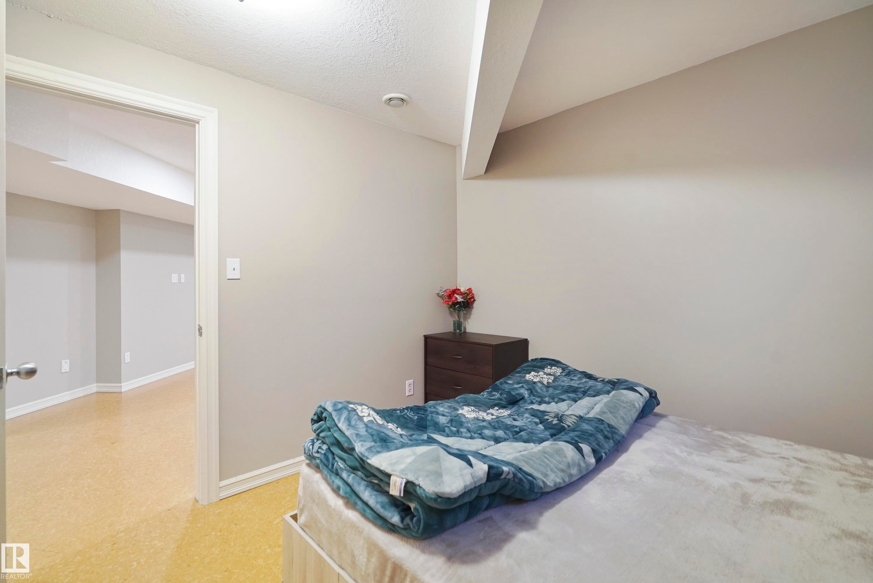 580 Glenwright Crescent, Edmonton, AB - Indoor Photo Showing Bedroom