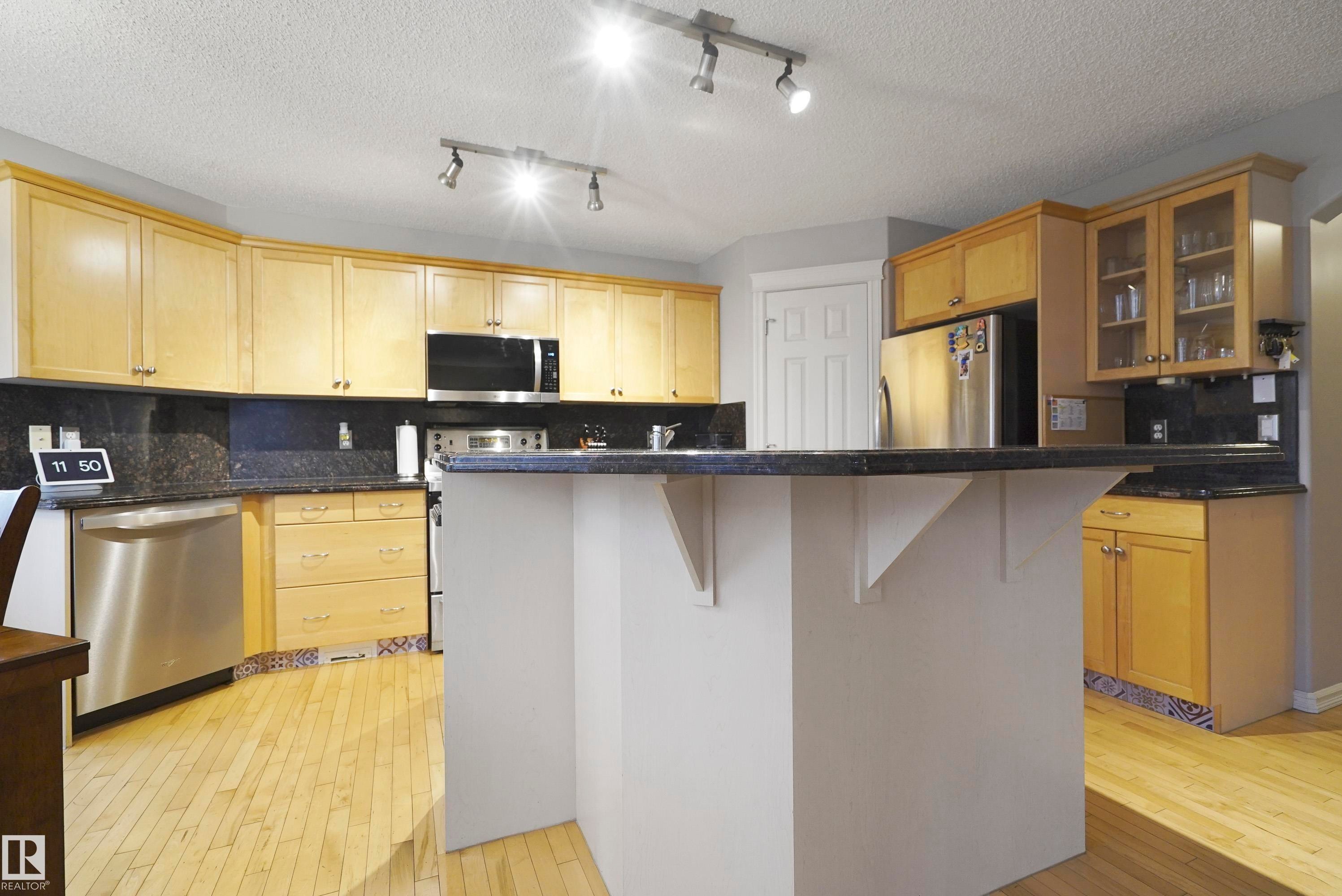 580 Glenwright Crescent, Edmonton, AB - Indoor Photo Showing Kitchen