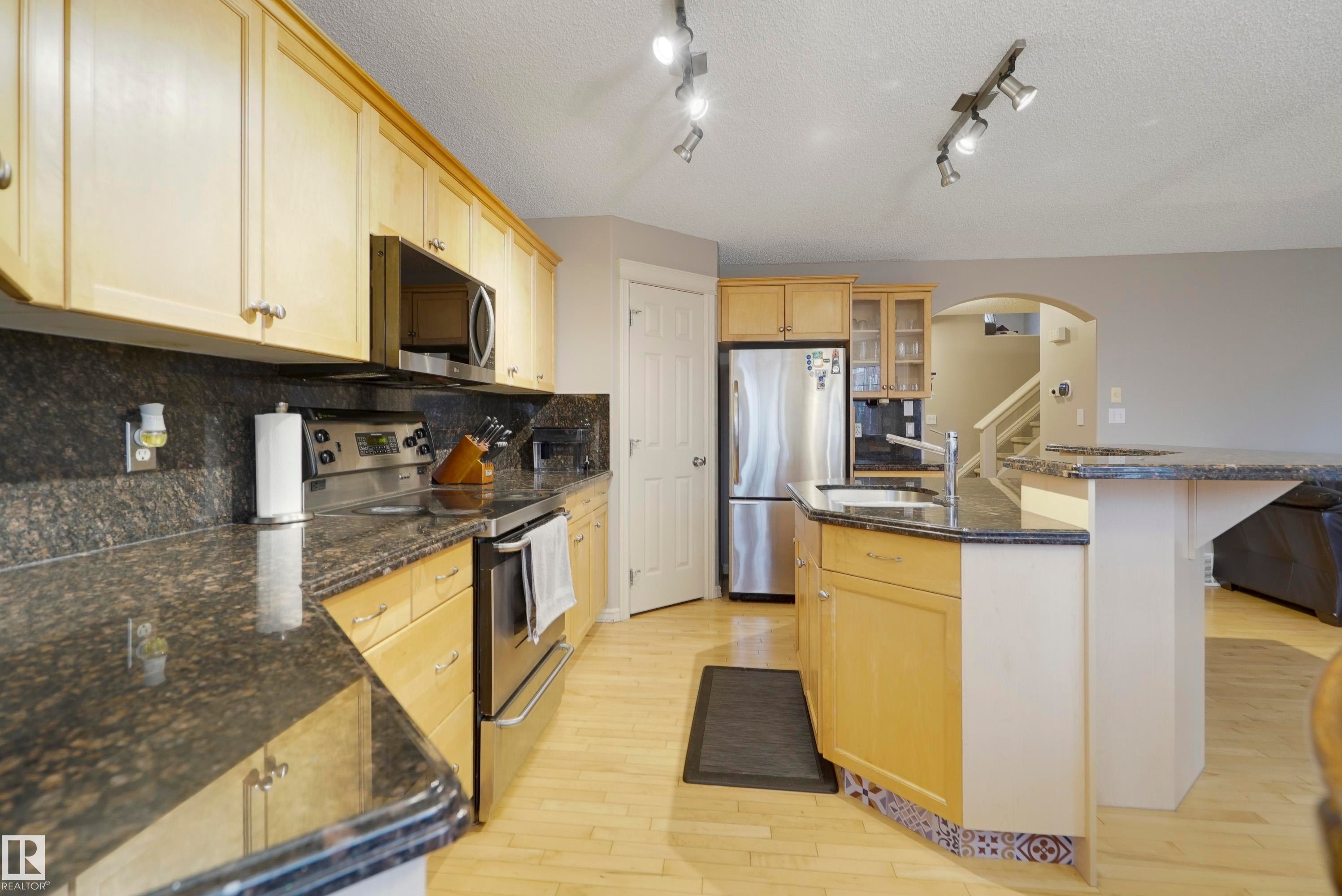 580 Glenwright Crescent, Edmonton, AB - Indoor Photo Showing Kitchen