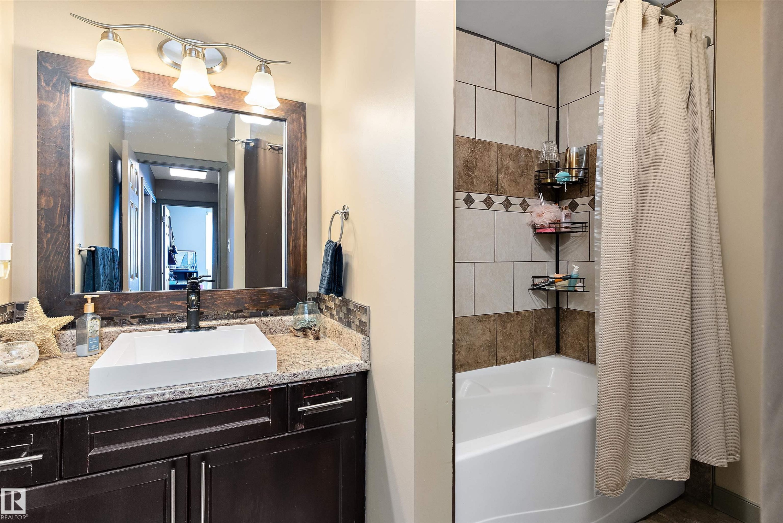 1128 Knottwood Road E, Edmonton, AB - Indoor Photo Showing Bathroom