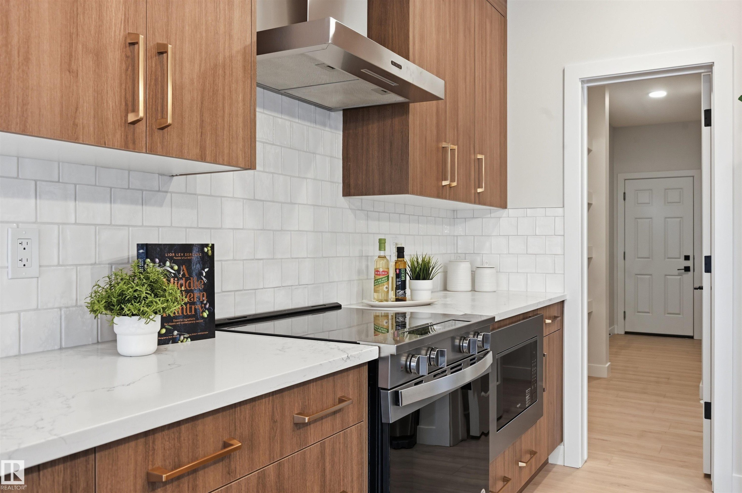 3230 Dixon Way, Edmonton, AB - Indoor Photo Showing Kitchen With Upgraded Kitchen