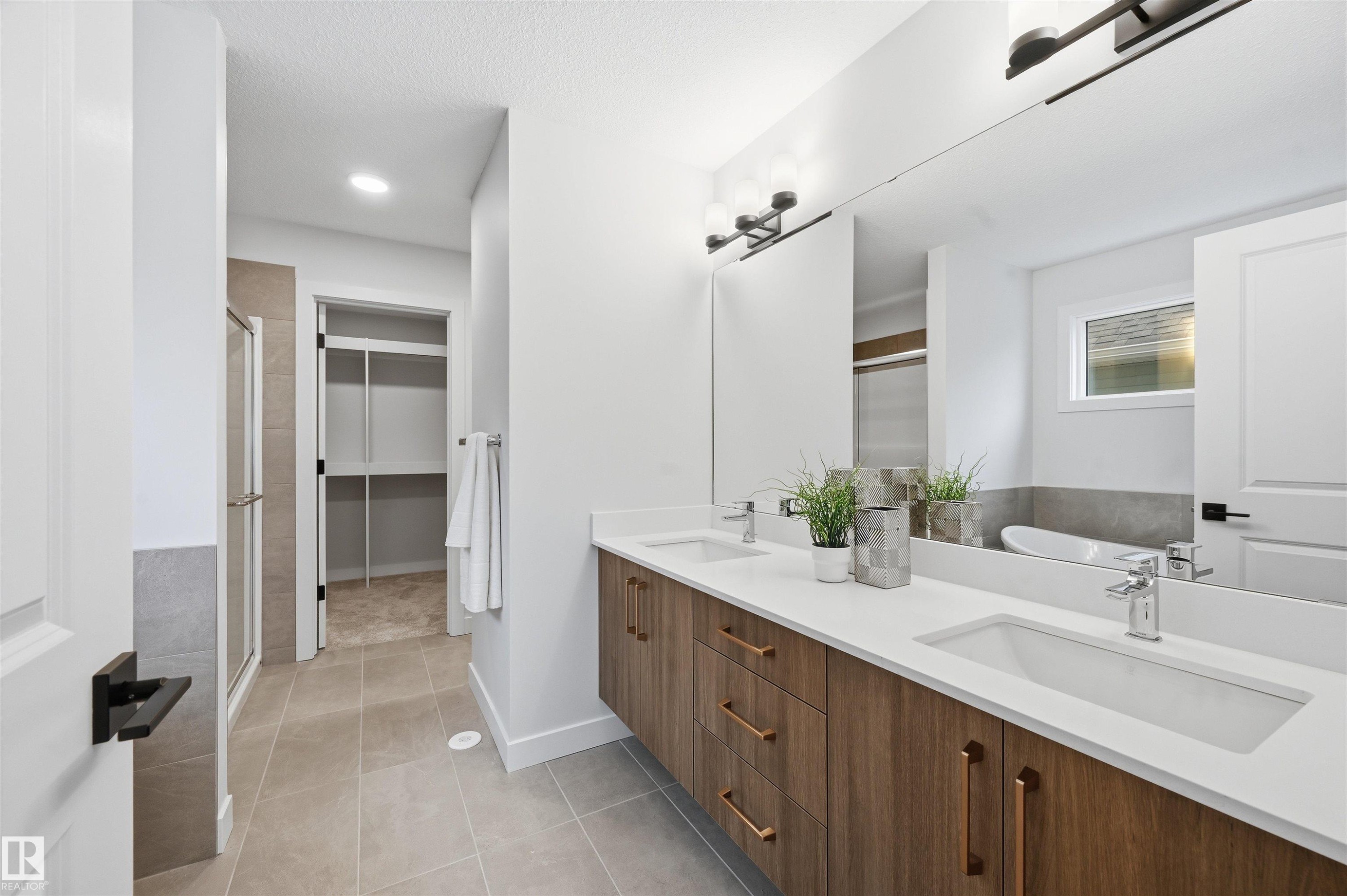 3230 Dixon Way, Edmonton, AB - Indoor Photo Showing Bathroom