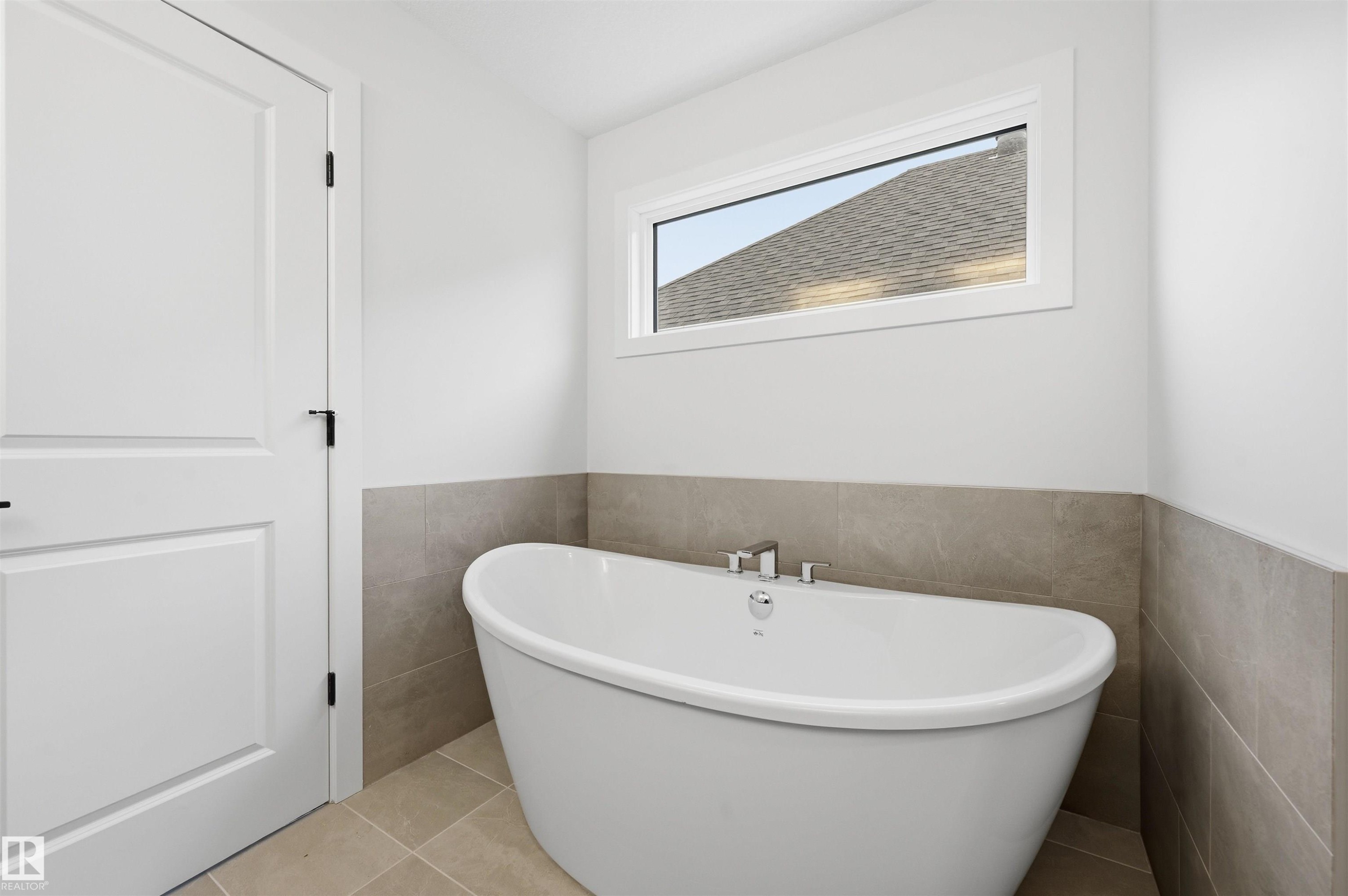 3230 Dixon Way, Edmonton, AB - Indoor Photo Showing Bathroom