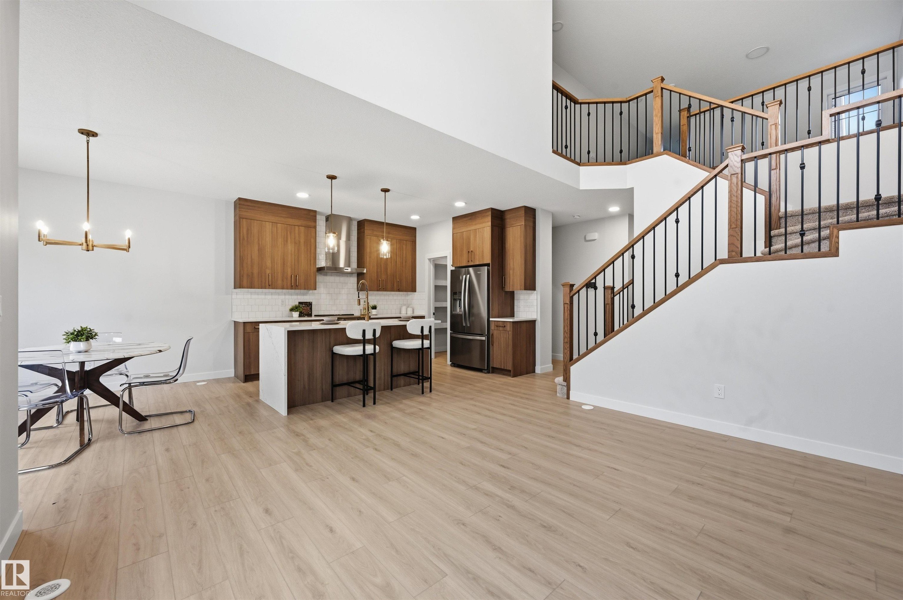 3230 Dixon Way, Edmonton, AB - Indoor