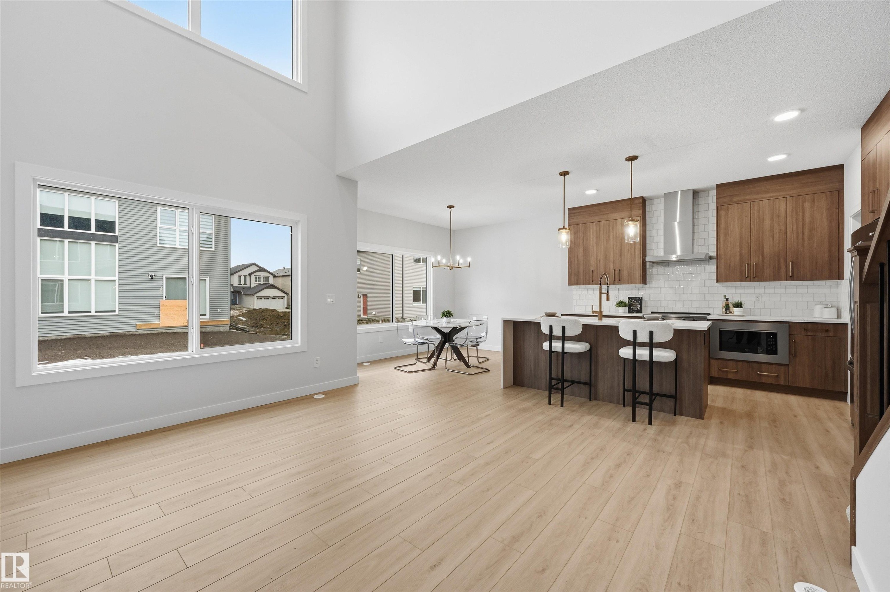 3230 Dixon Way, Edmonton, AB - Indoor