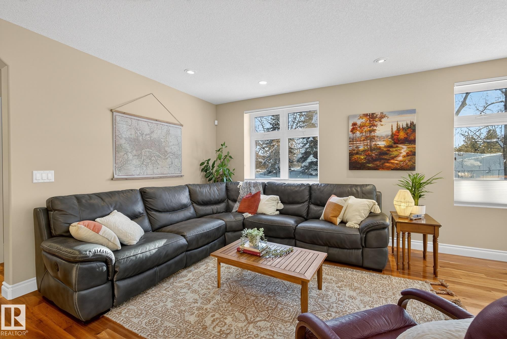 9302 93 Street, Edmonton, AB - Indoor Photo Showing Living Room
