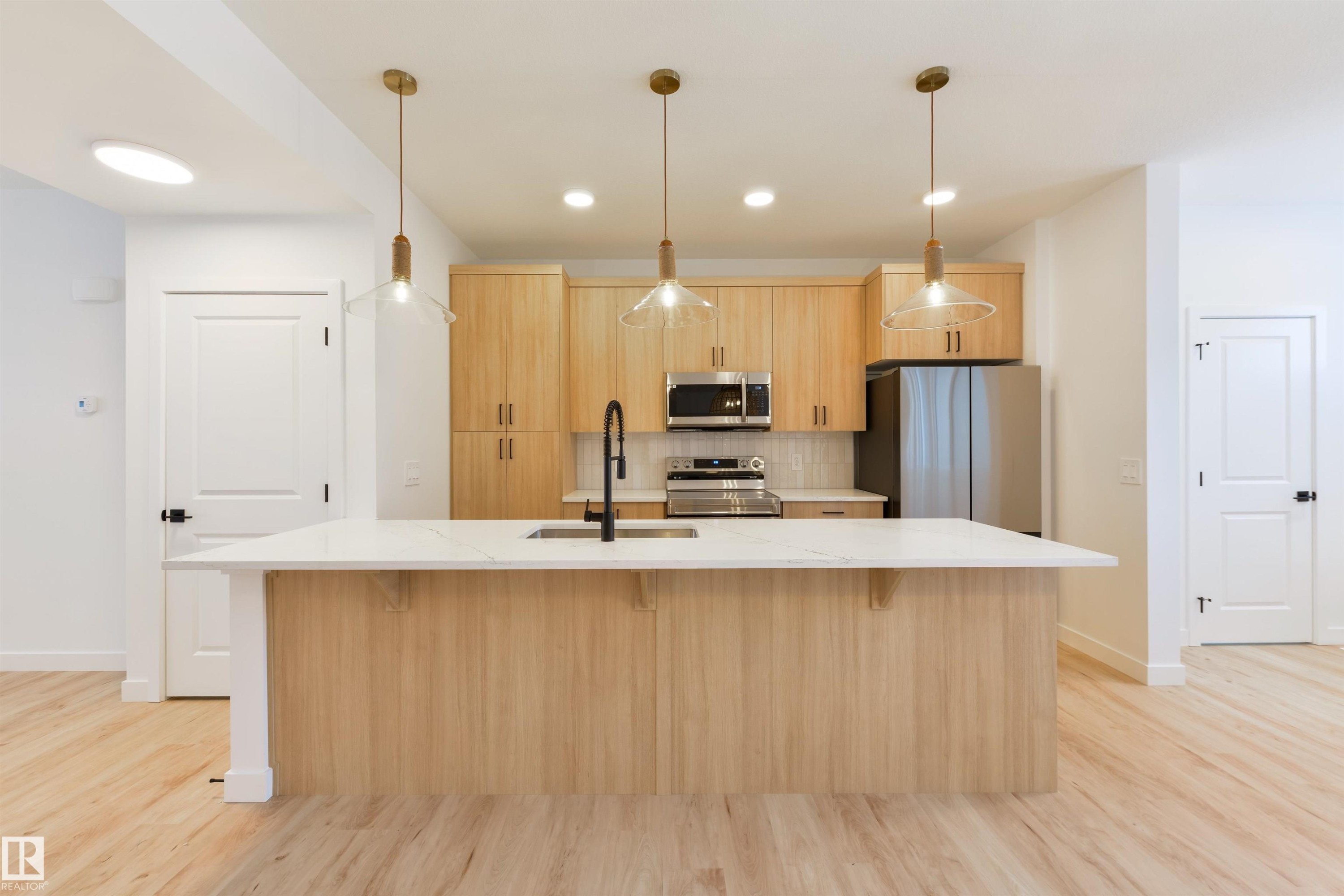 15 Cobblestone Gate, Spruce Grove, AB - Indoor Photo Showing Kitchen With Upgraded Kitchen