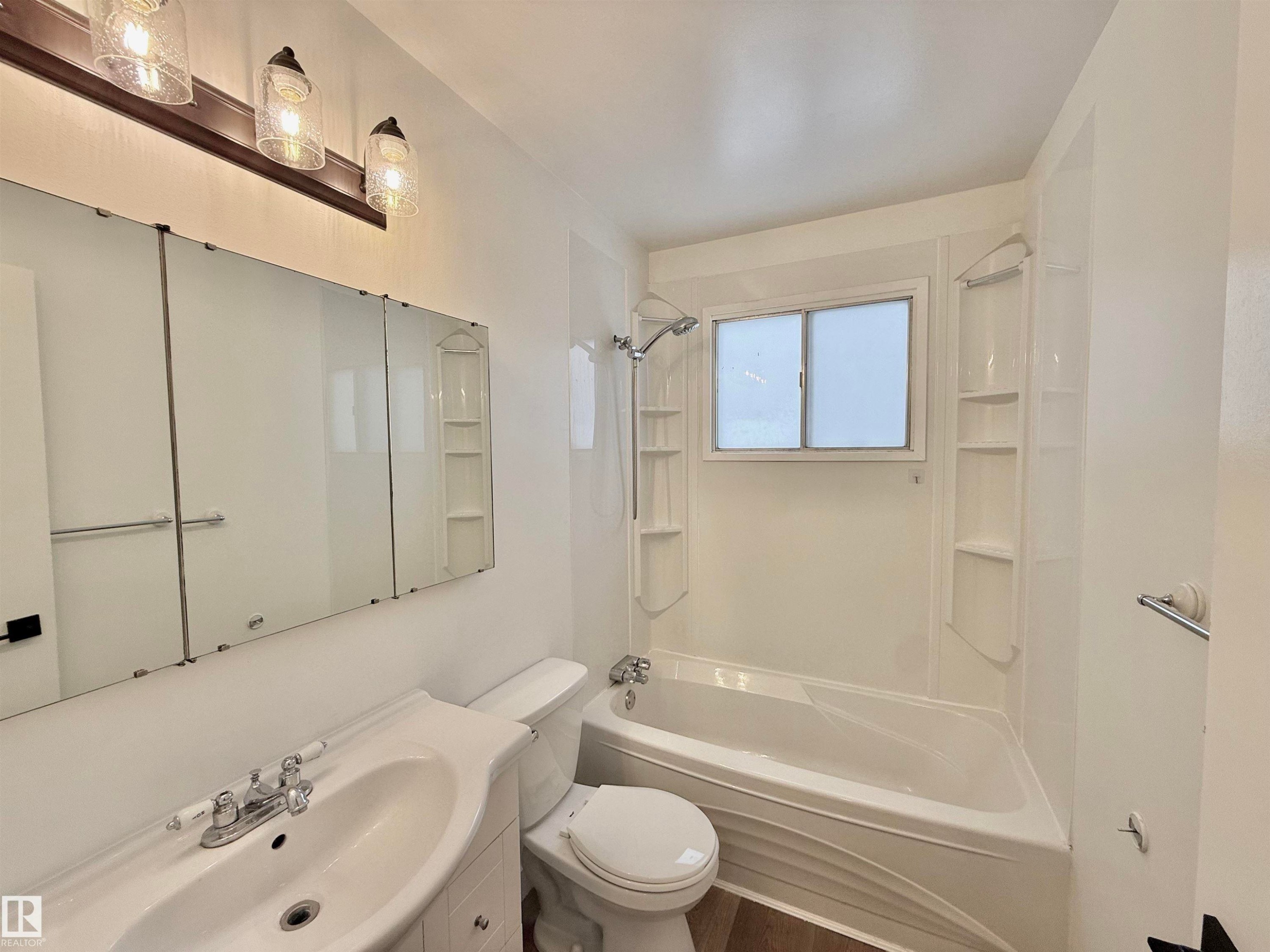 Edmonton, AB - Indoor Photo Showing Bathroom