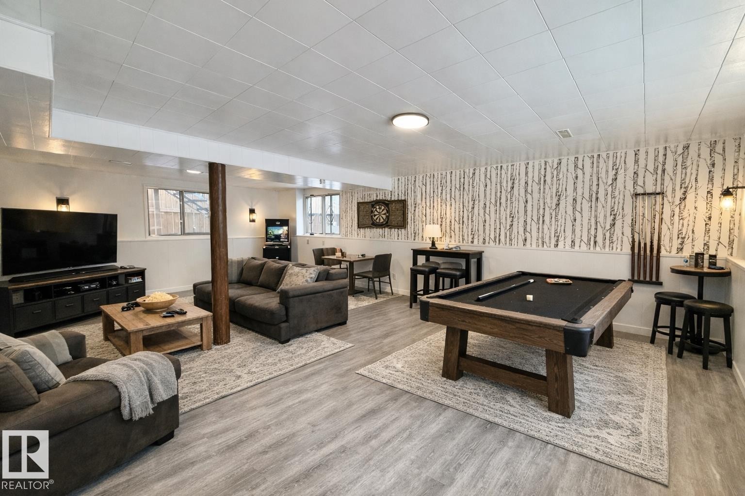 Edmonton, AB - Indoor Photo Showing Other Room