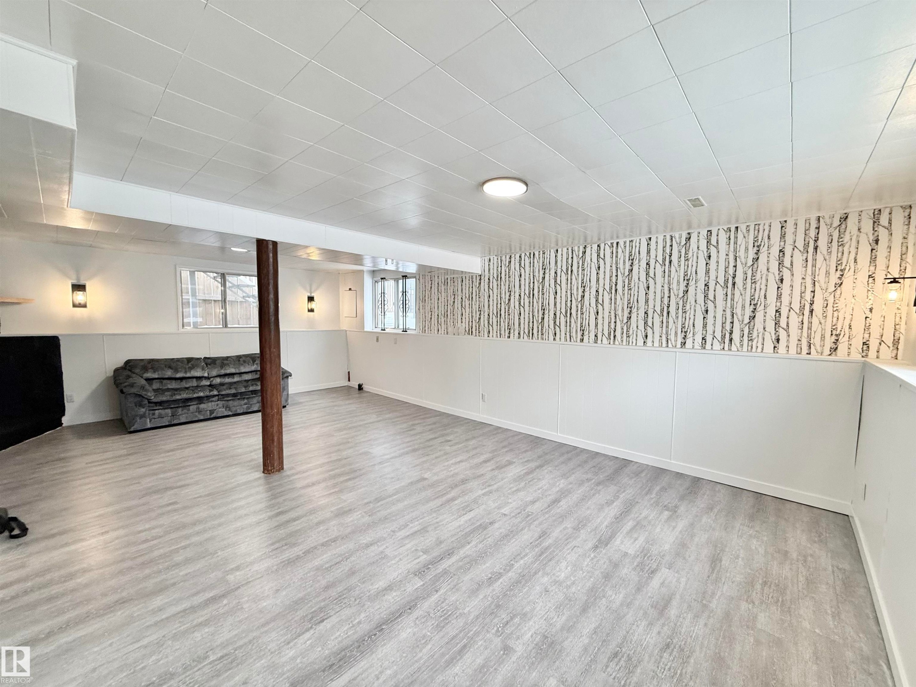 Edmonton, AB - Indoor Photo Showing Other Room