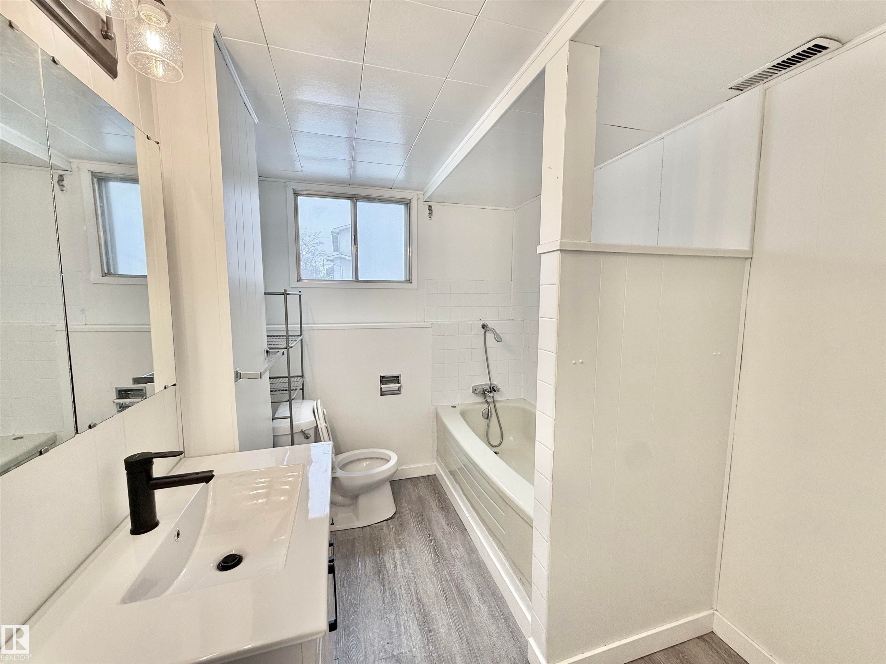 Edmonton, AB - Indoor Photo Showing Other Room