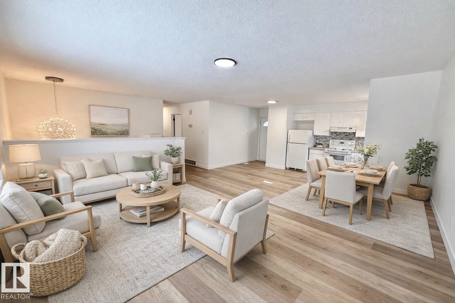 15424 99 Avenue, Edmonton, AB - Indoor Photo Showing Living Room