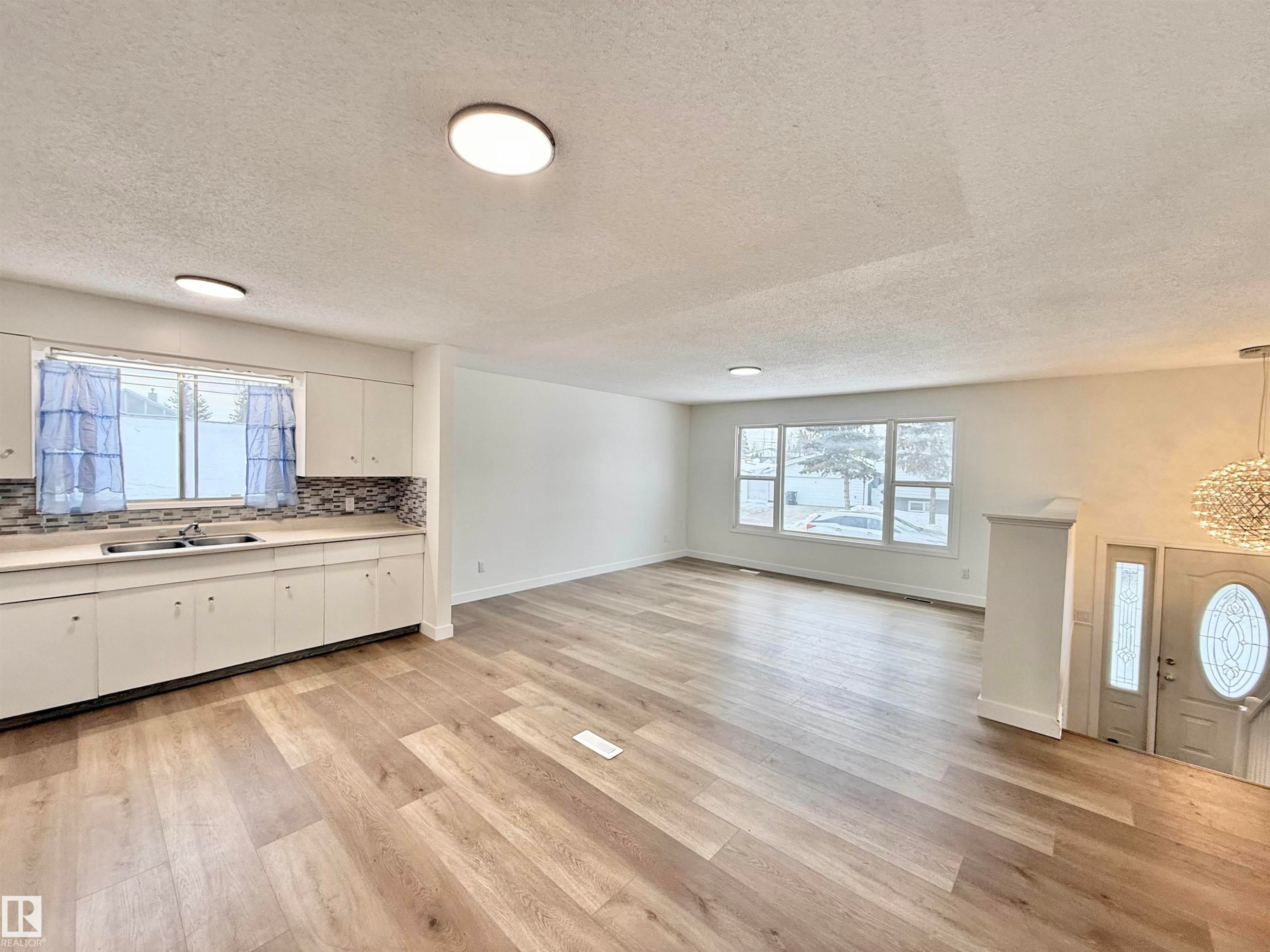 15424 99 Avenue, Edmonton, AB - Indoor Photo Showing Kitchen With Double Sink
