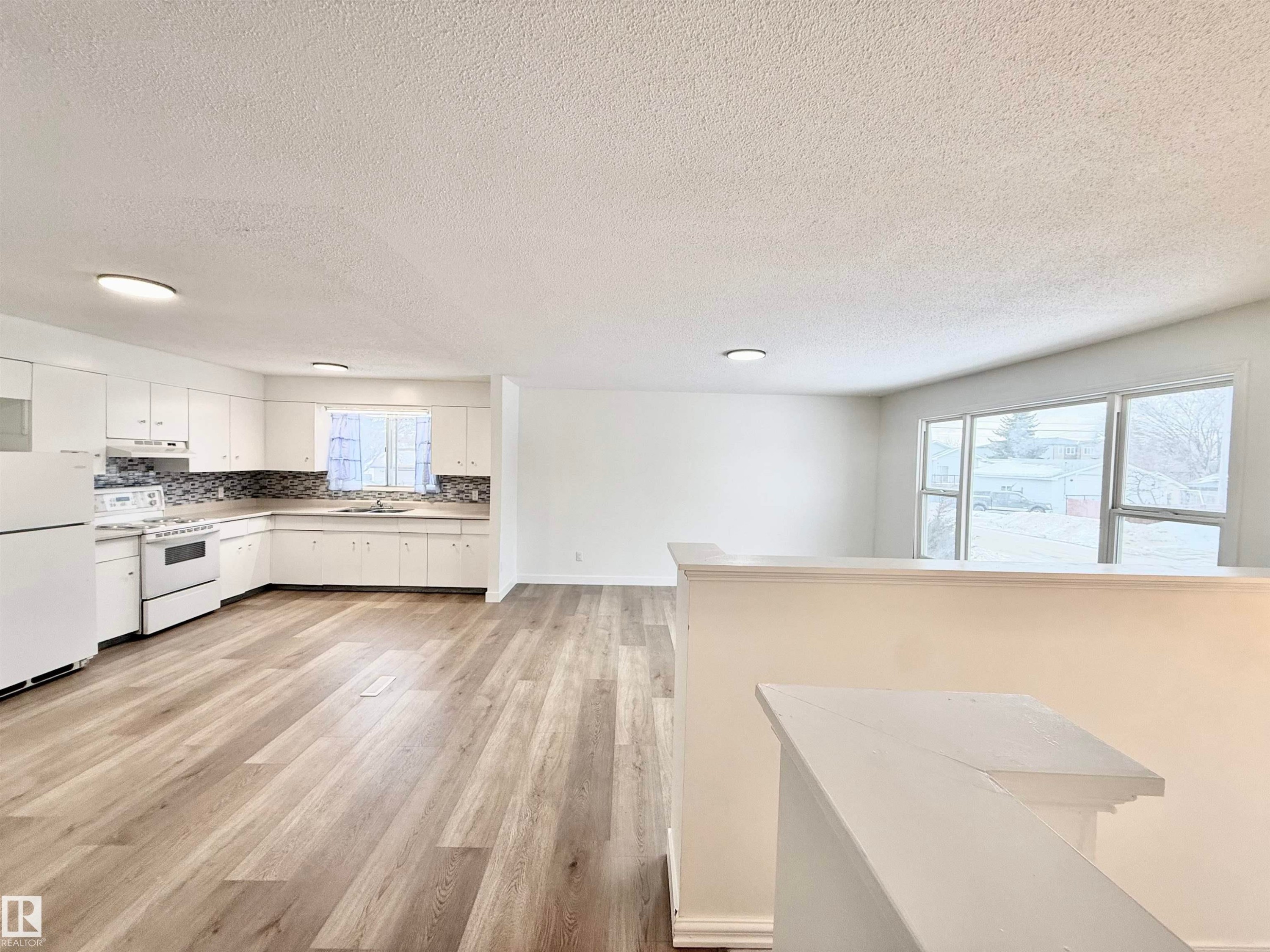 15424 99 Avenue, Edmonton, AB - Indoor Photo Showing Kitchen