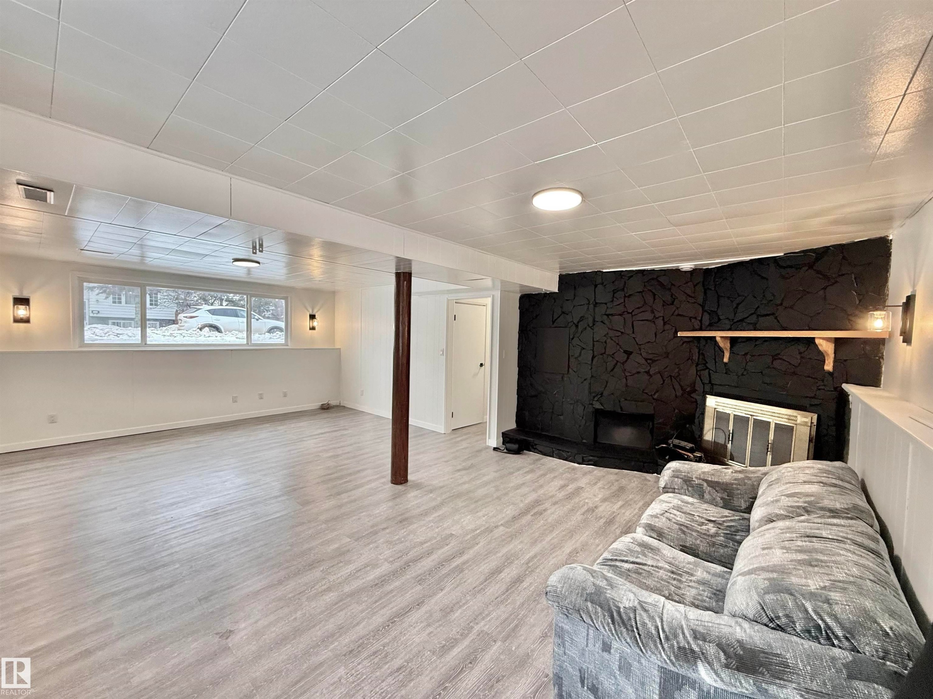 15424 99 Avenue, Edmonton, AB - Indoor With Fireplace