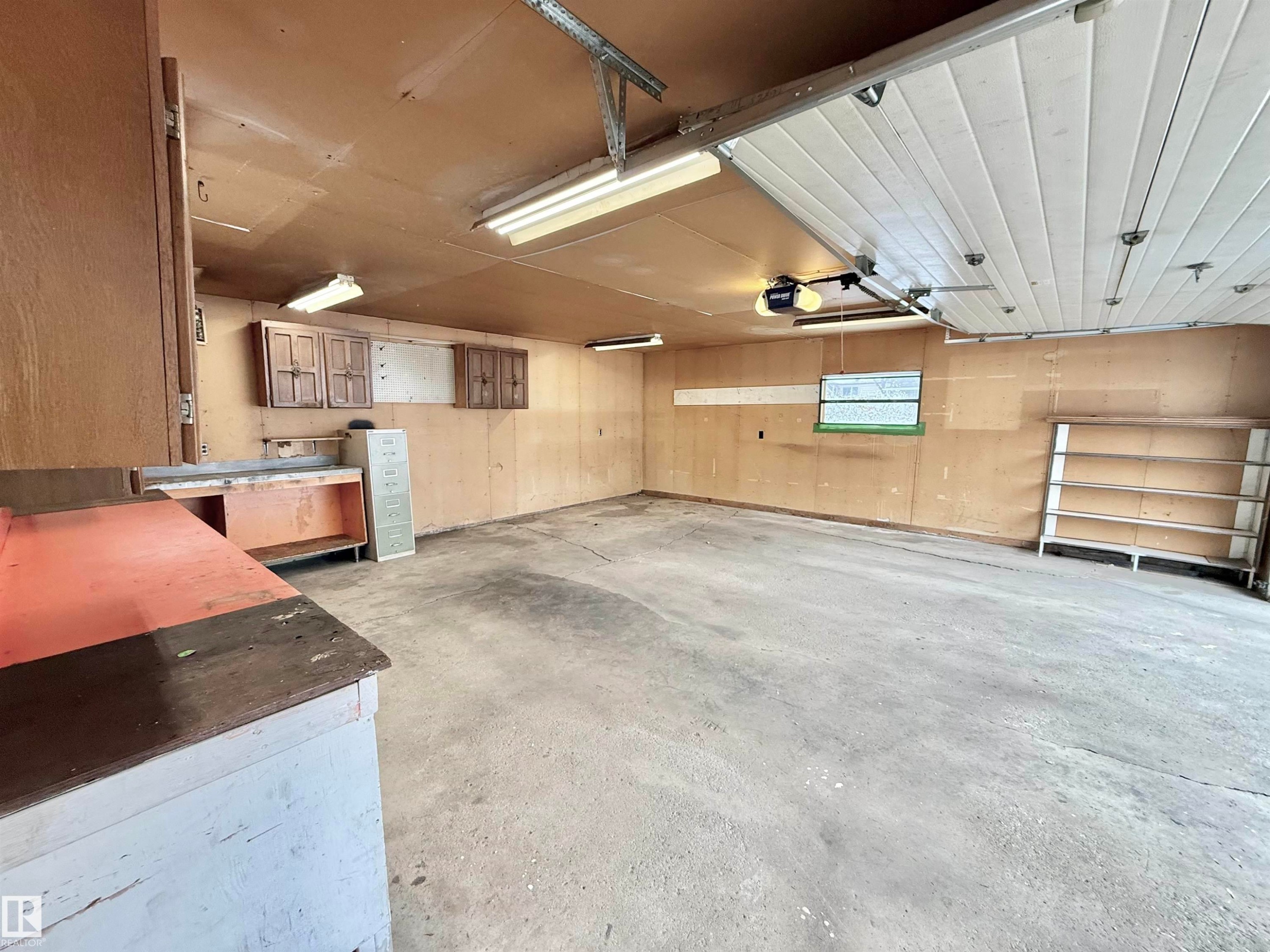 15424 99 Avenue, Edmonton, AB - Indoor Photo Showing Garage