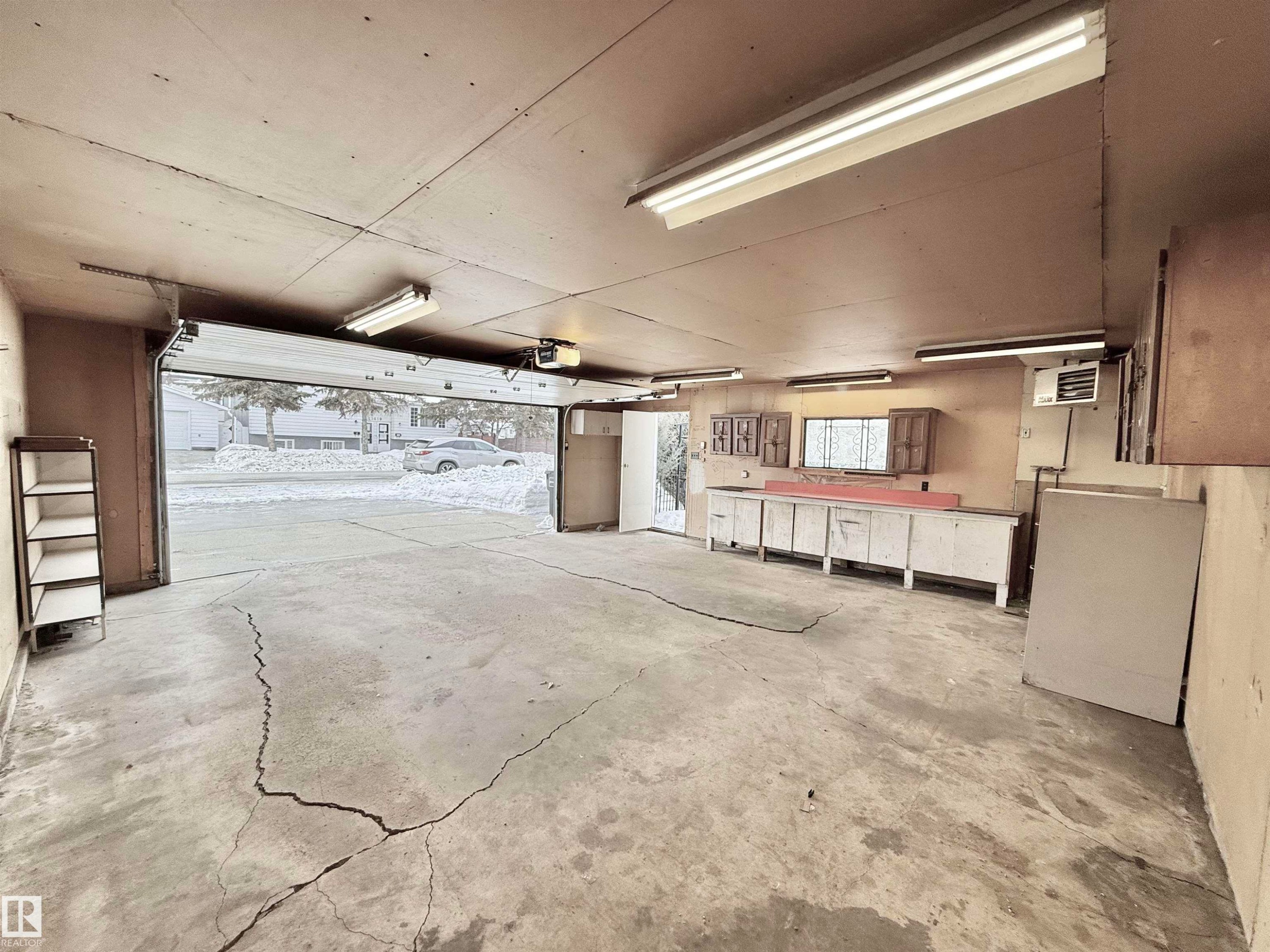 15424 99 Avenue, Edmonton, AB - Indoor Photo Showing Garage