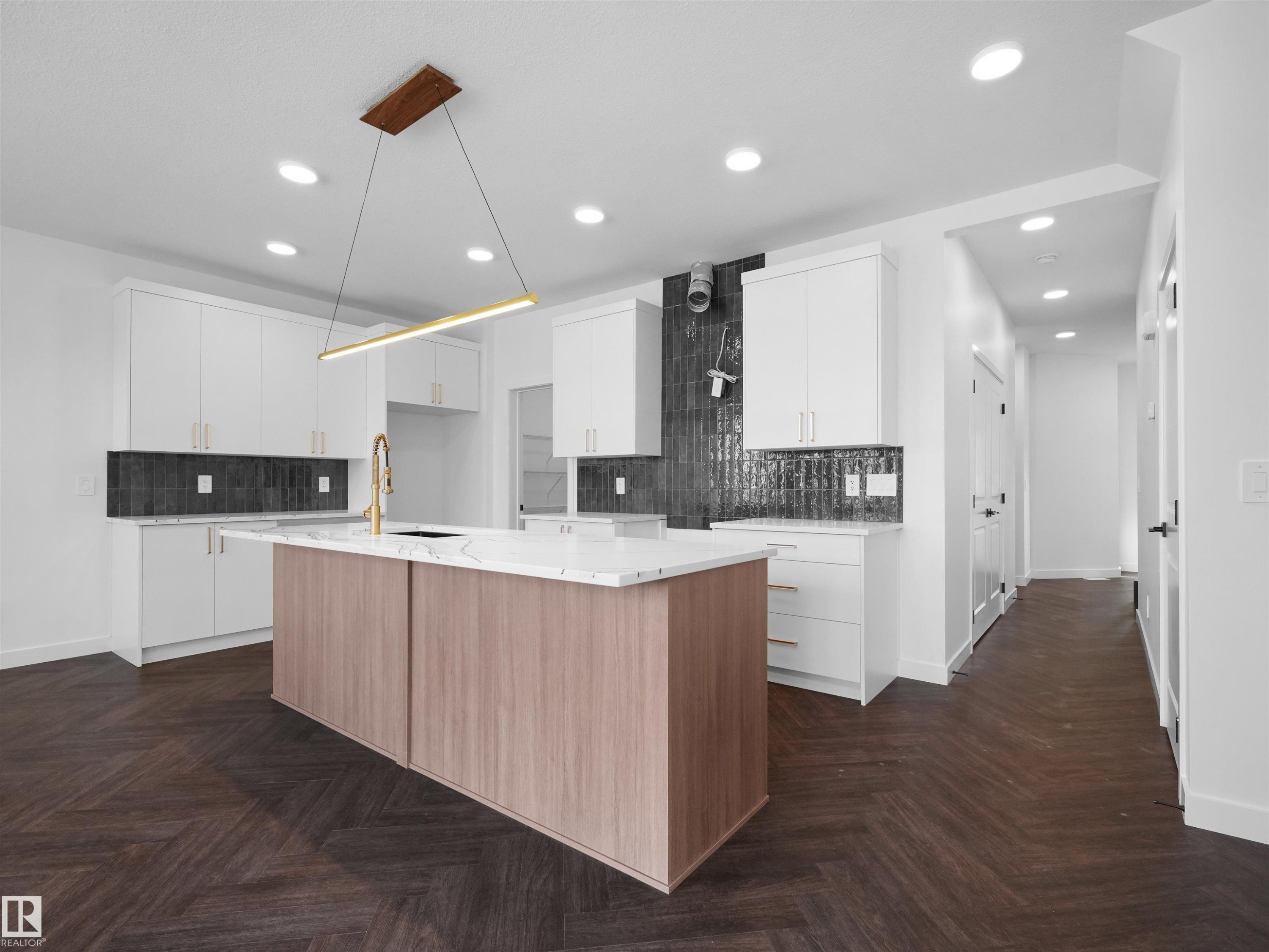 20624 43 Avenue, Edmonton, AB - Indoor Photo Showing Kitchen
