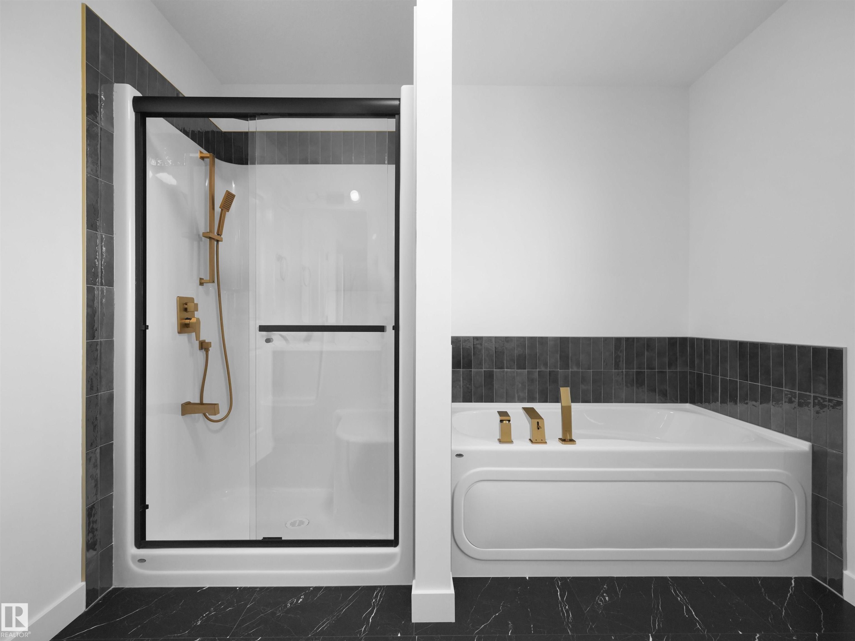 20624 43 Avenue, Edmonton, AB - Indoor Photo Showing Bathroom