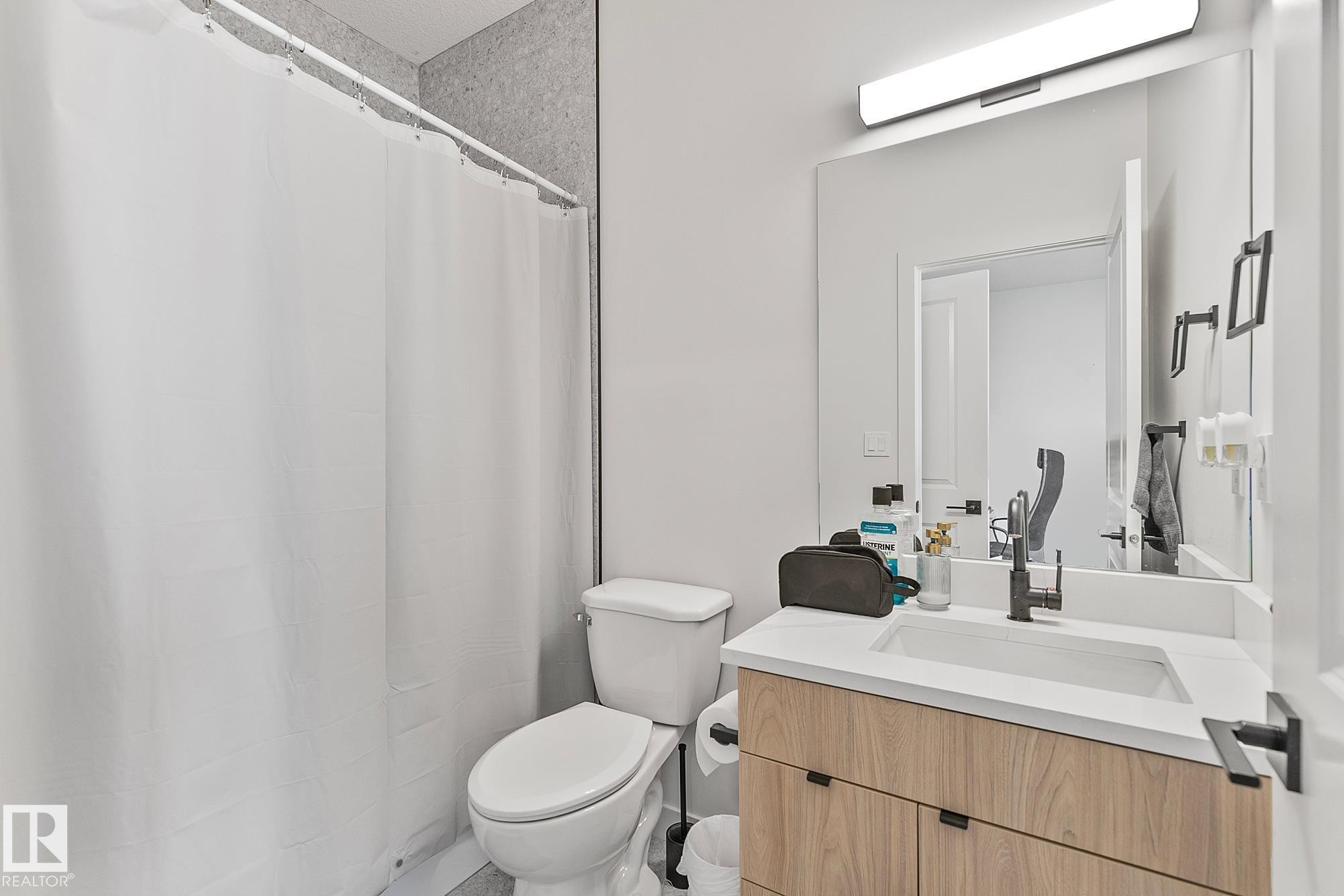 14904 109 Avenue, Edmonton, AB - Indoor Photo Showing Bathroom