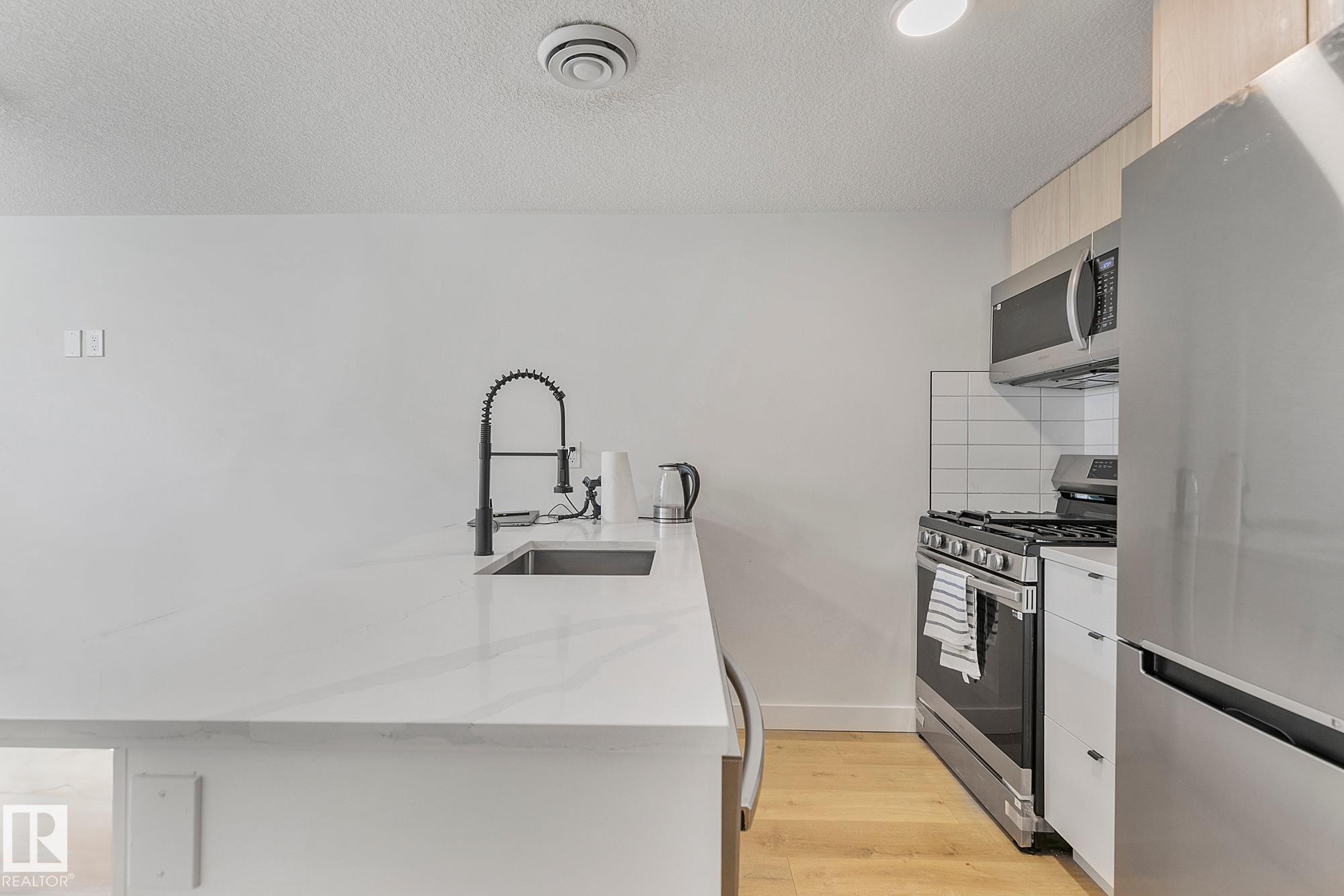 14904 109 Avenue, Edmonton, AB - Indoor Photo Showing Kitchen