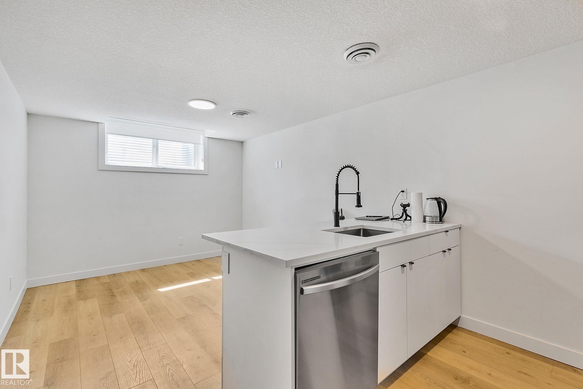 14904 109 Avenue, Edmonton, AB - Indoor Photo Showing Other Room