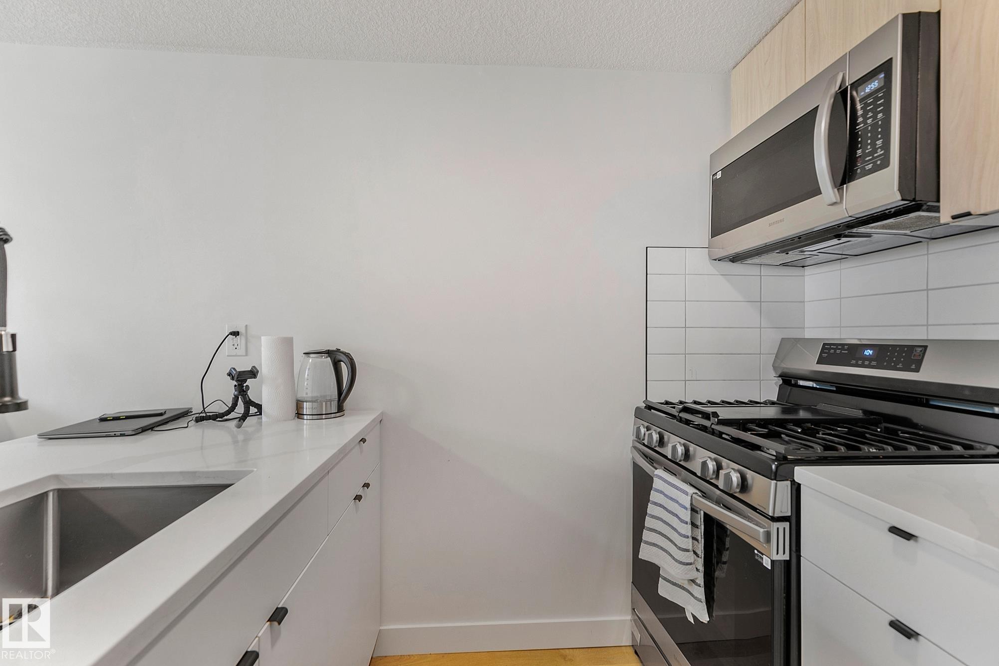 14904 109 Avenue, Edmonton, AB - Indoor Photo Showing Kitchen