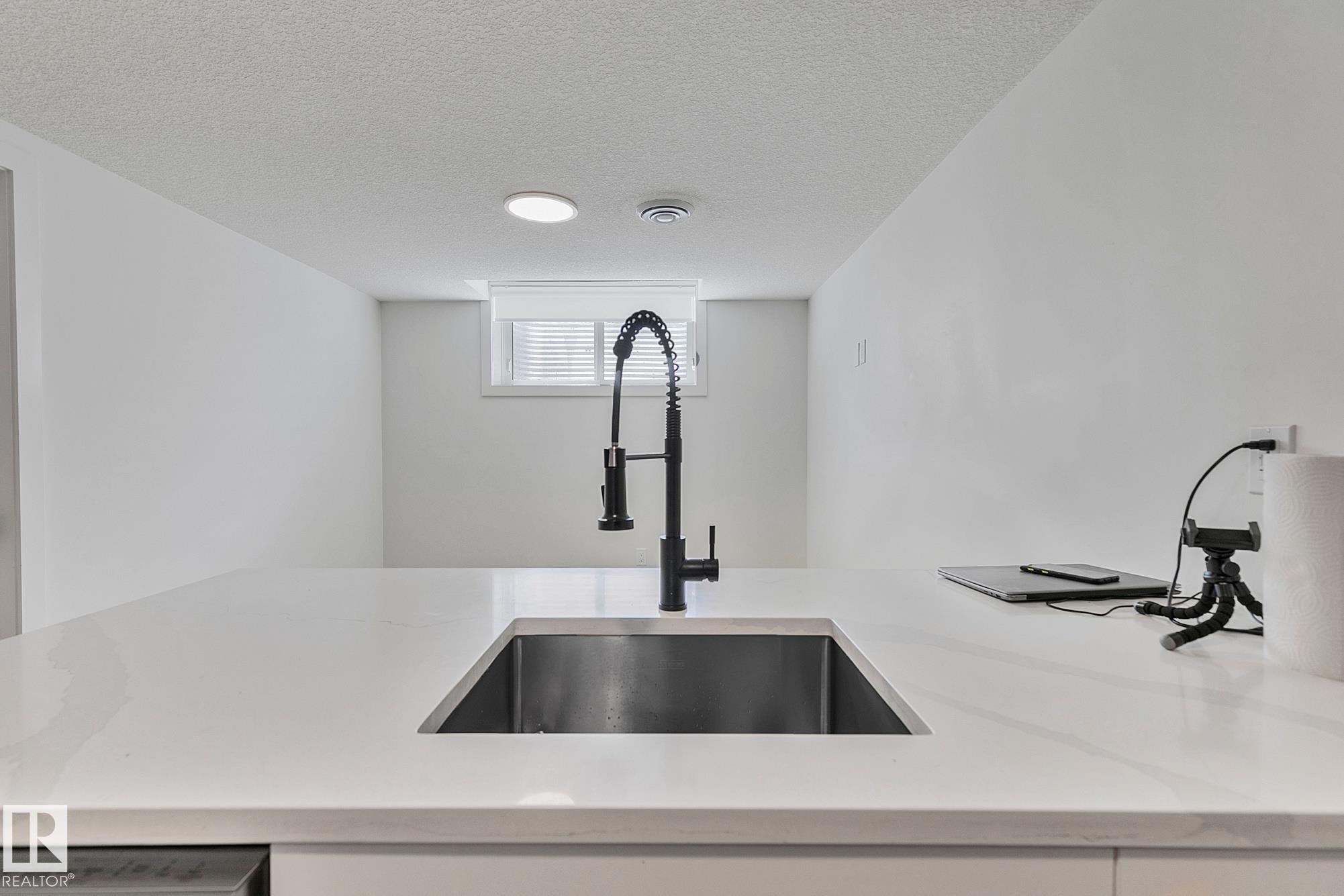 14904 109 Avenue, Edmonton, AB - Indoor Photo Showing Kitchen