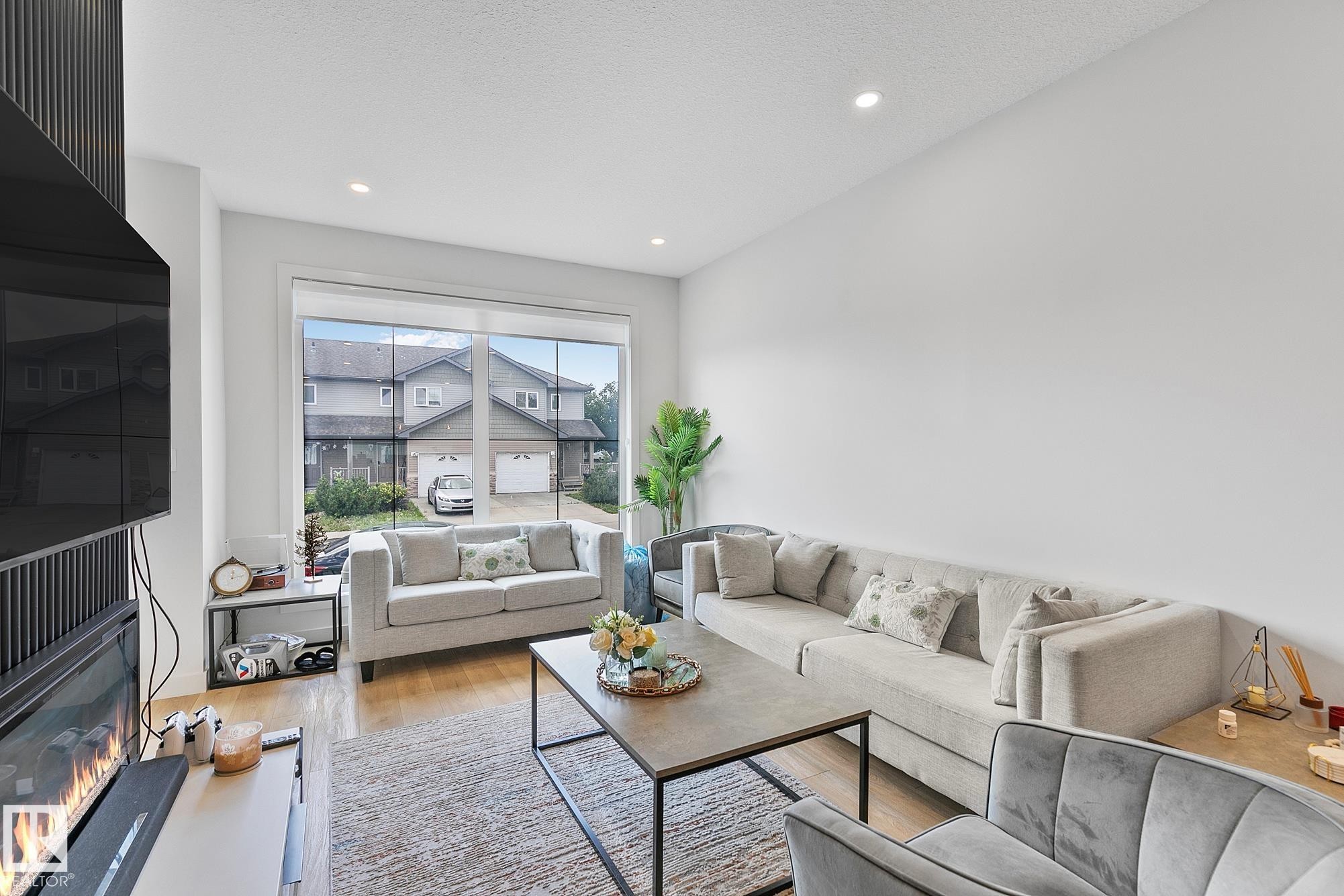 14904 109 Avenue, Edmonton, AB - Indoor Photo Showing Living Room