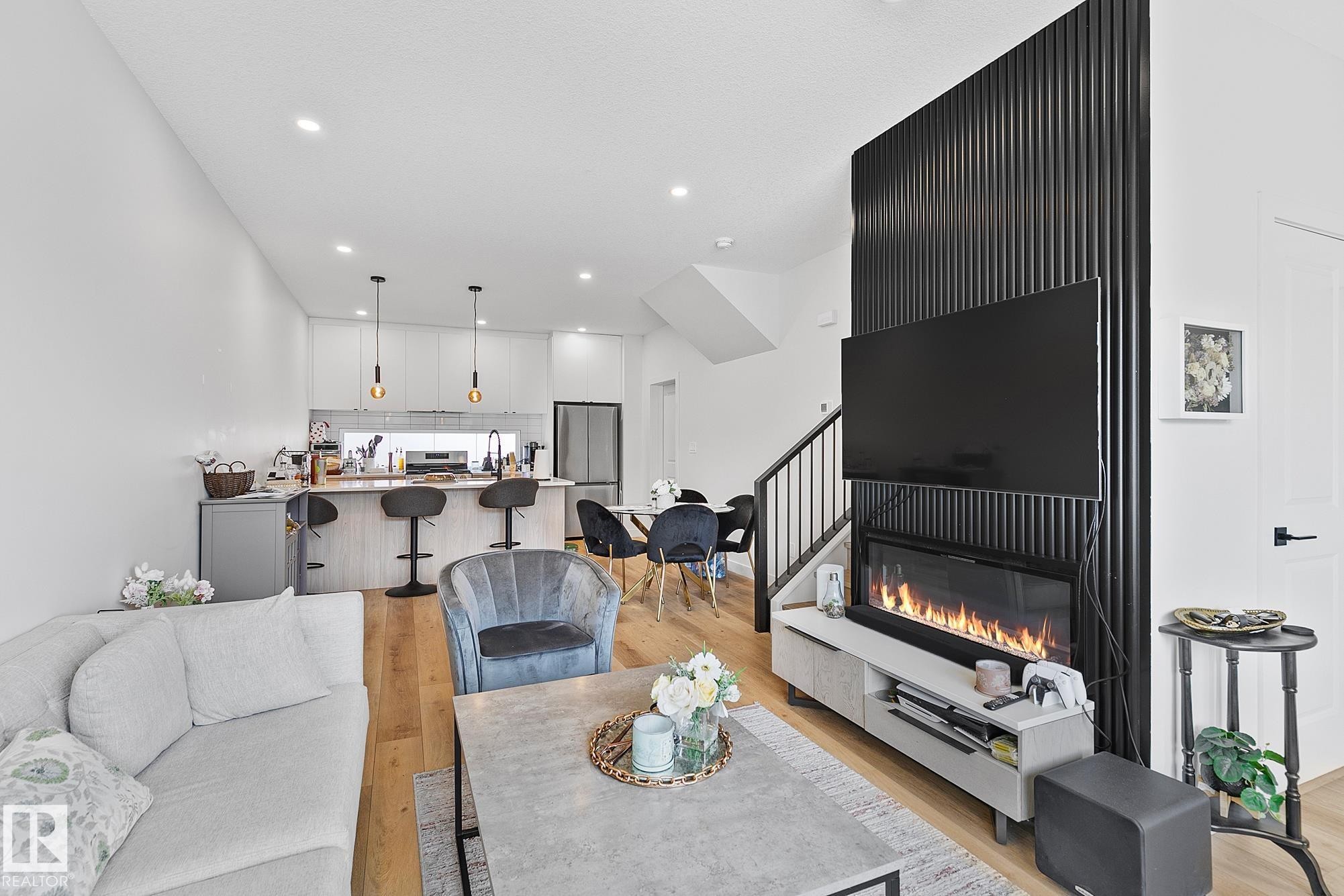 14904 109 Avenue, Edmonton, AB - Indoor Photo Showing Living Room