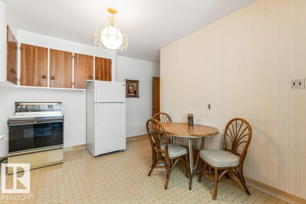 Dining room featuring wallpapered walls - 8810 93 Street, Edmonton, AB - Indoor