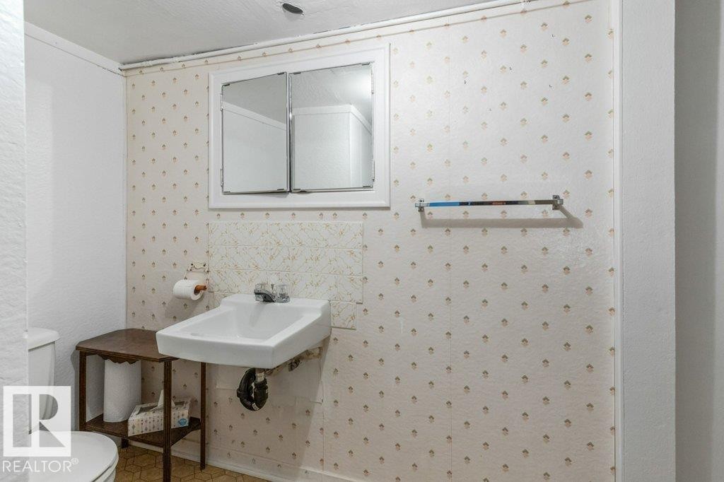 Bathroom with wallpapered walls - 8810 93 Street, Edmonton, AB - Indoor