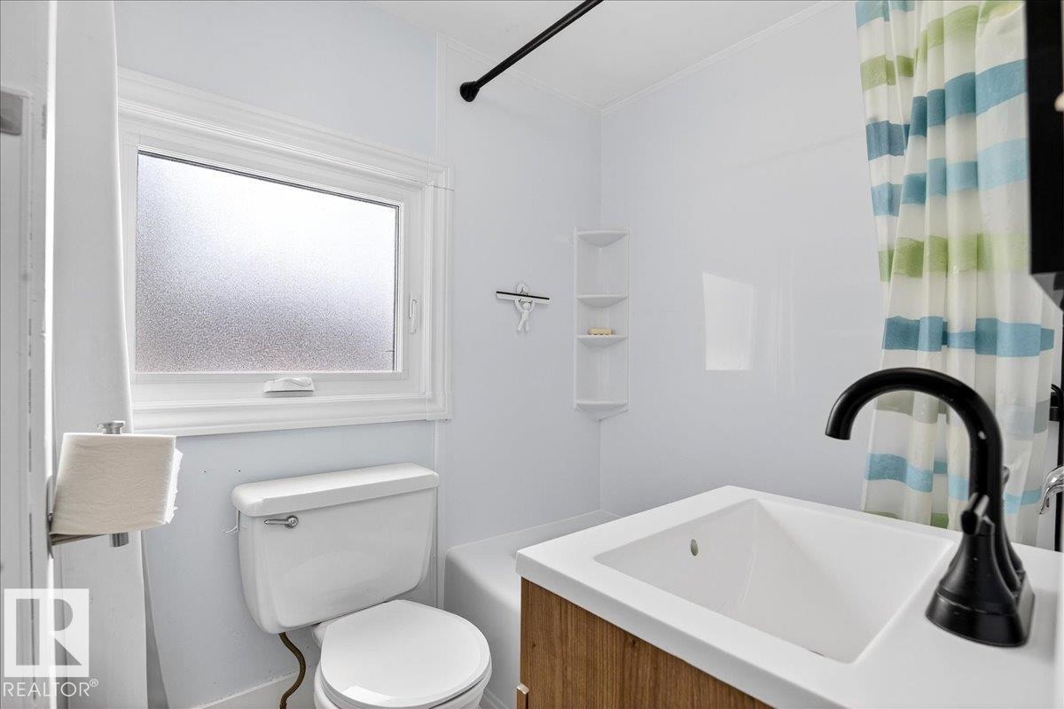 4827 54 Street, Redwater, AB - Indoor Photo Showing Bathroom