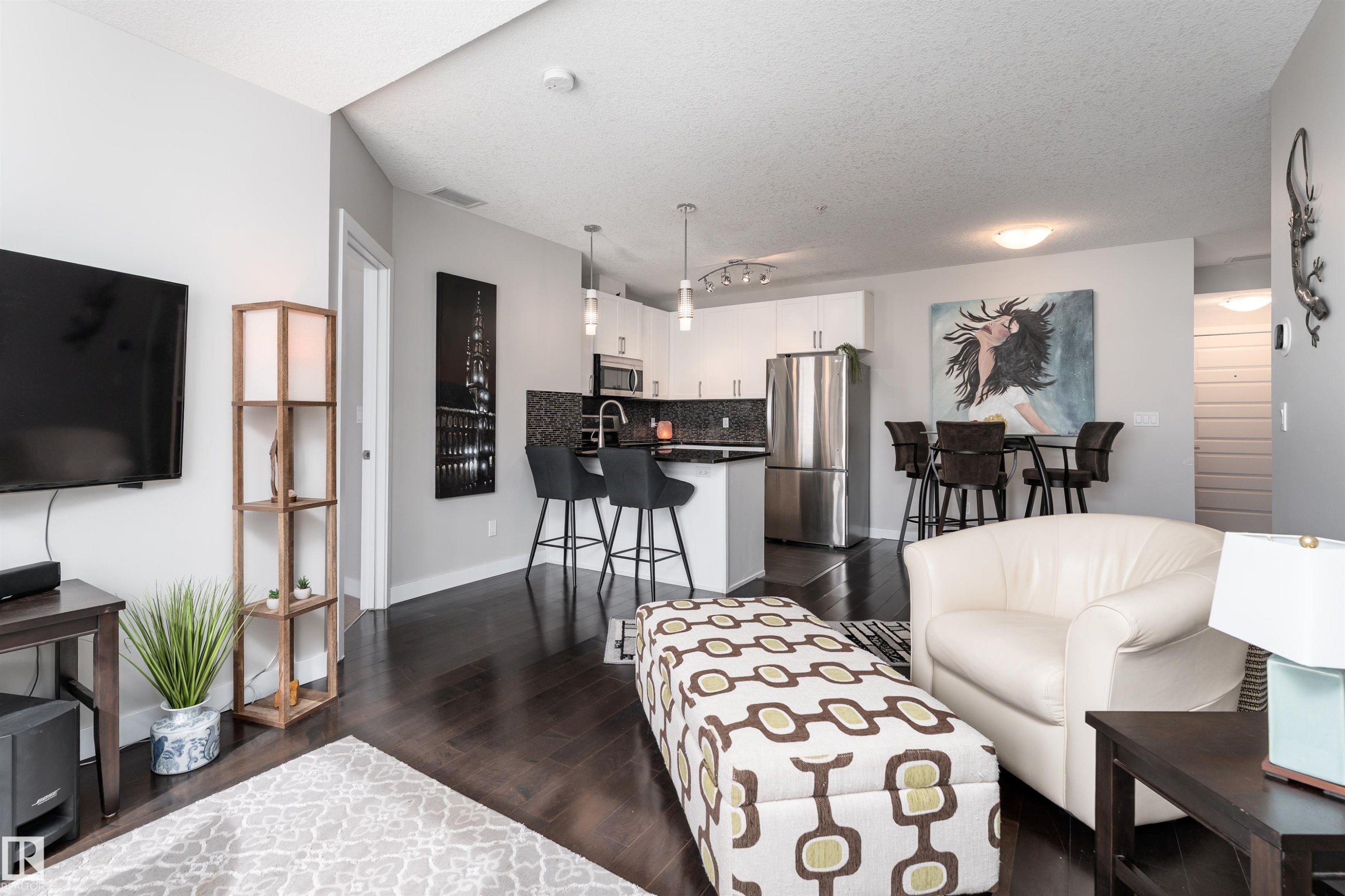 224 5151 Windermere Boulevard, Edmonton, AB - Indoor Photo Showing Living Room