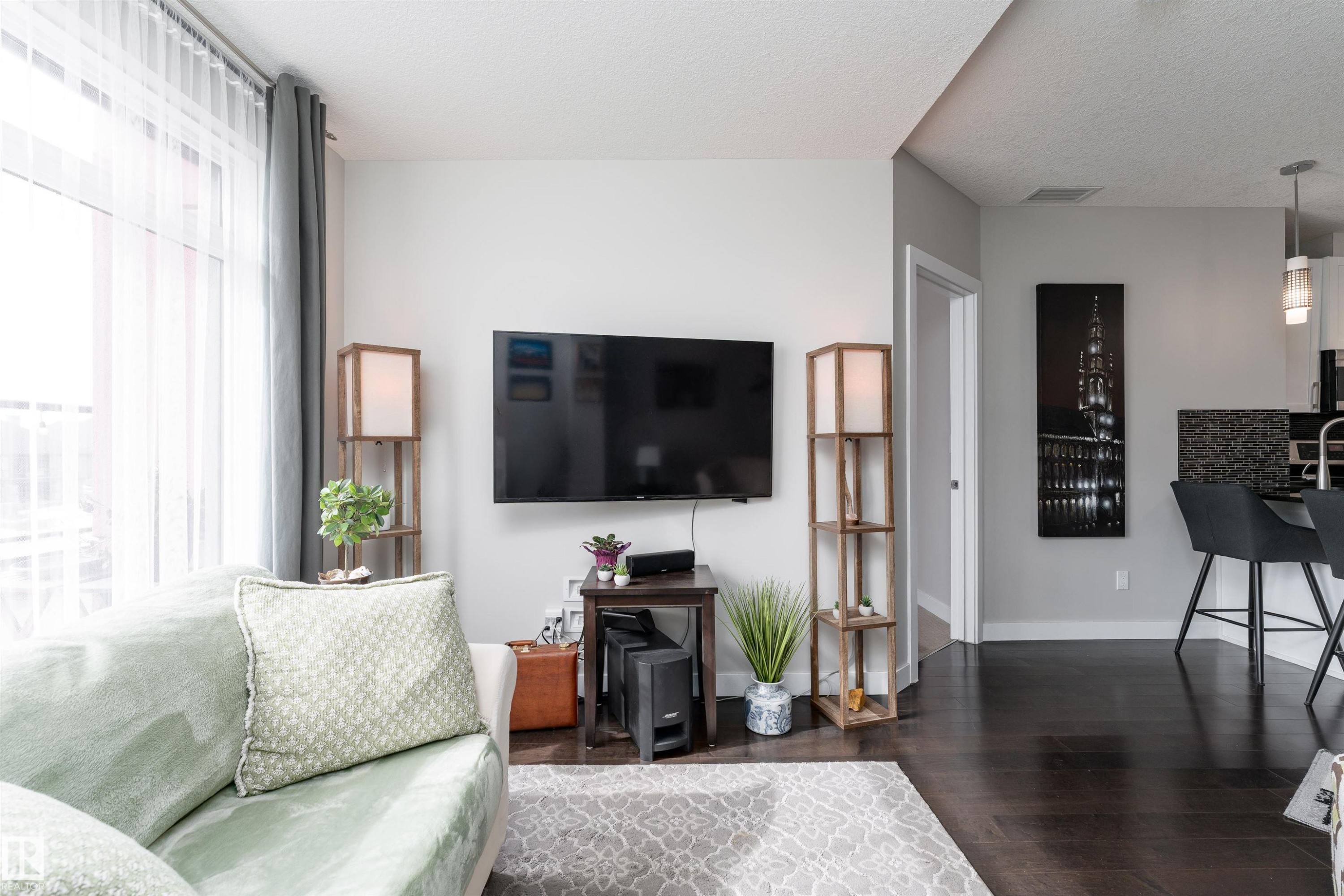 224 5151 Windermere Boulevard, Edmonton, AB - Indoor Photo Showing Living Room