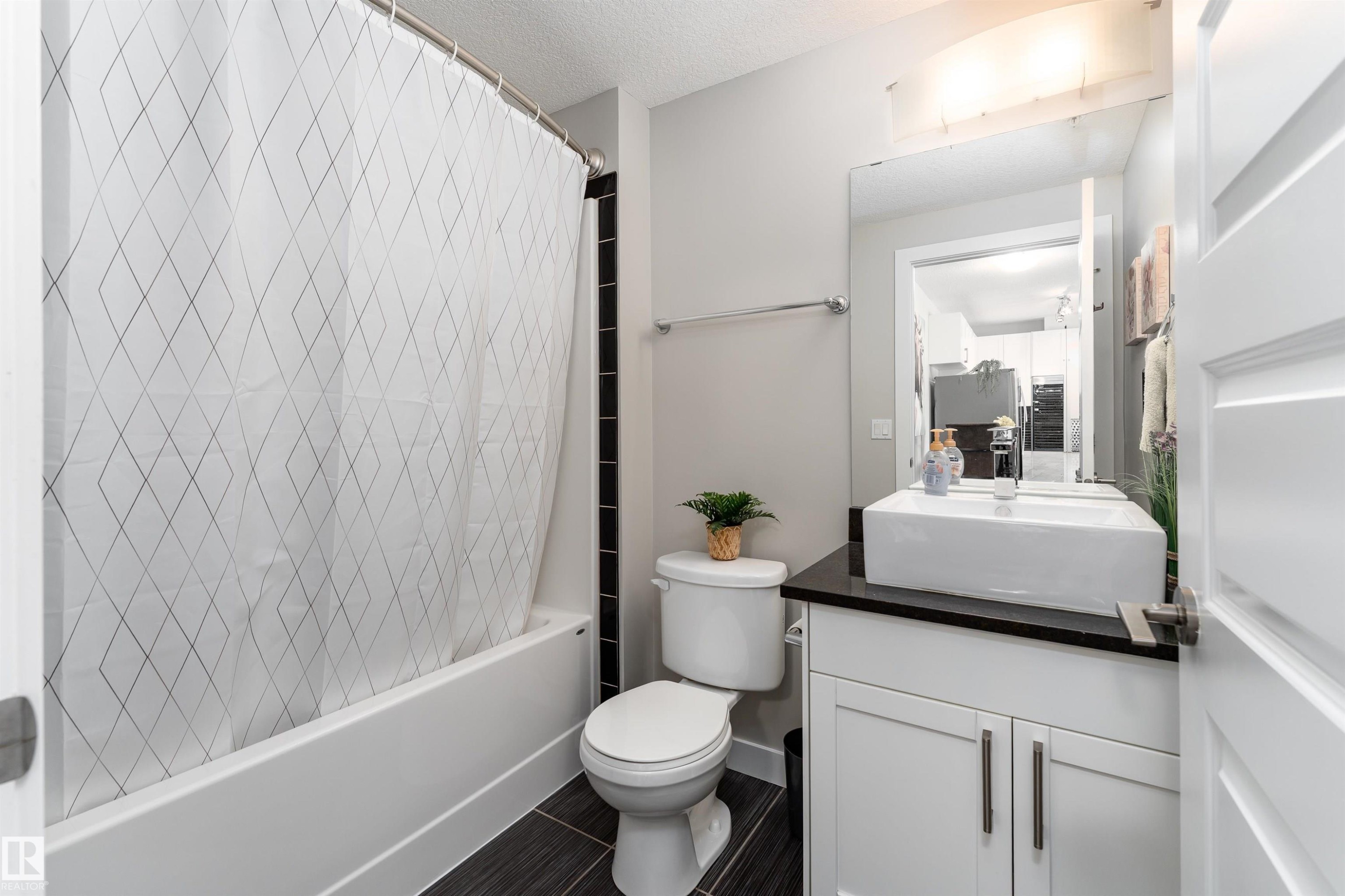 224 5151 Windermere Boulevard, Edmonton, AB - Indoor Photo Showing Bathroom