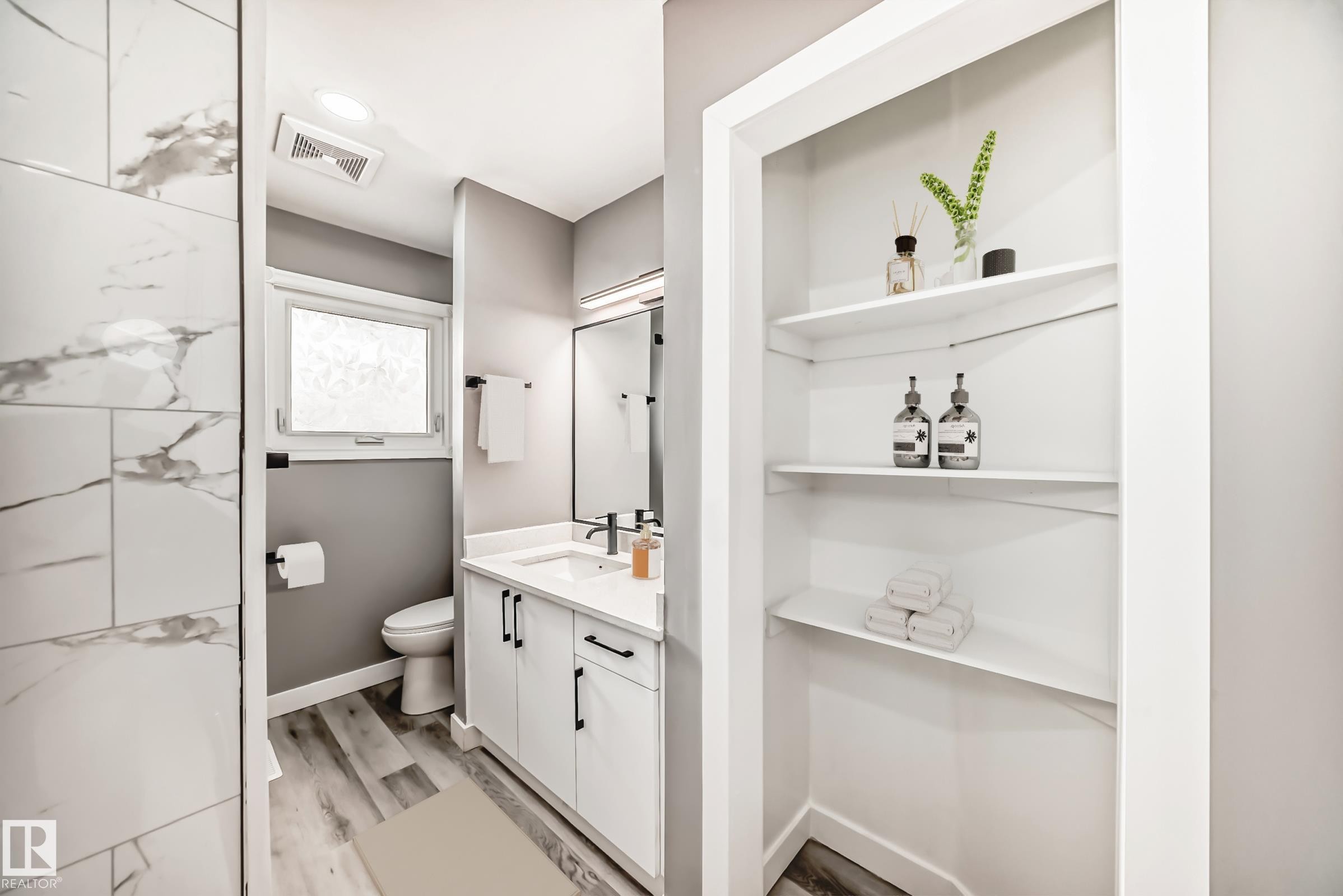 7011 135A Avenue, Edmonton, AB - Indoor Photo Showing Bathroom