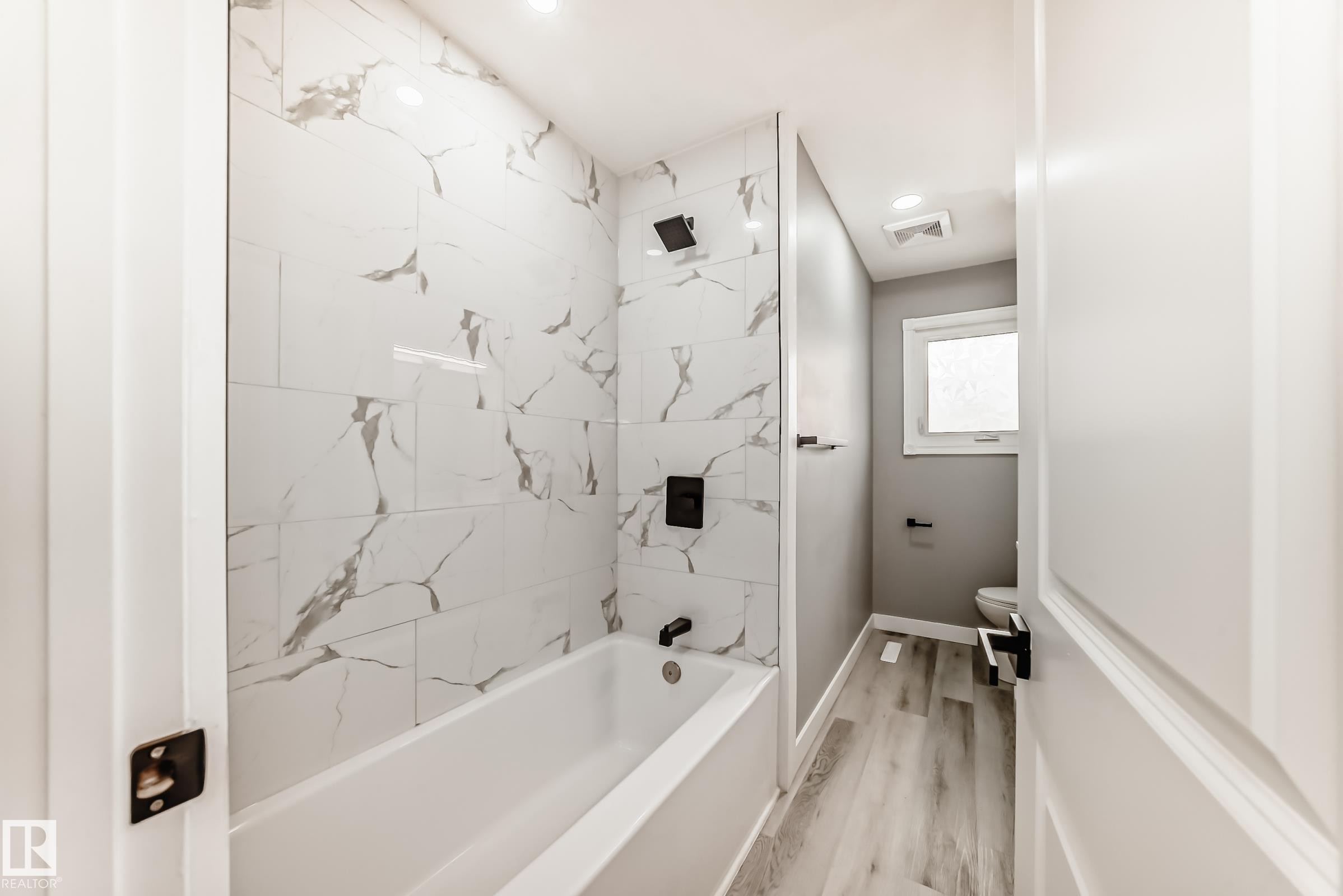 7011 135A Avenue, Edmonton, AB - Indoor Photo Showing Bathroom