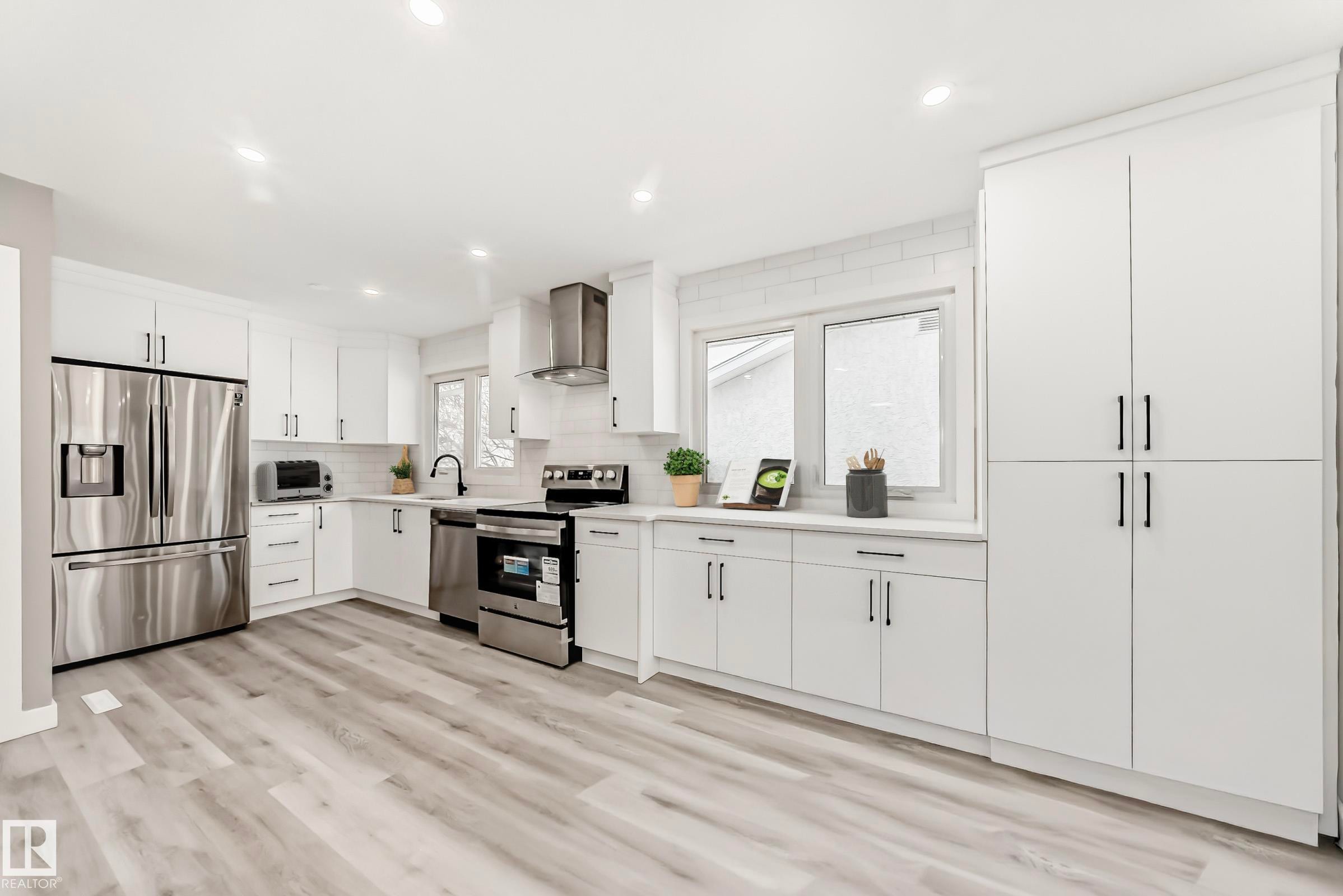 7011 135A Avenue, Edmonton, AB - Indoor Photo Showing Kitchen