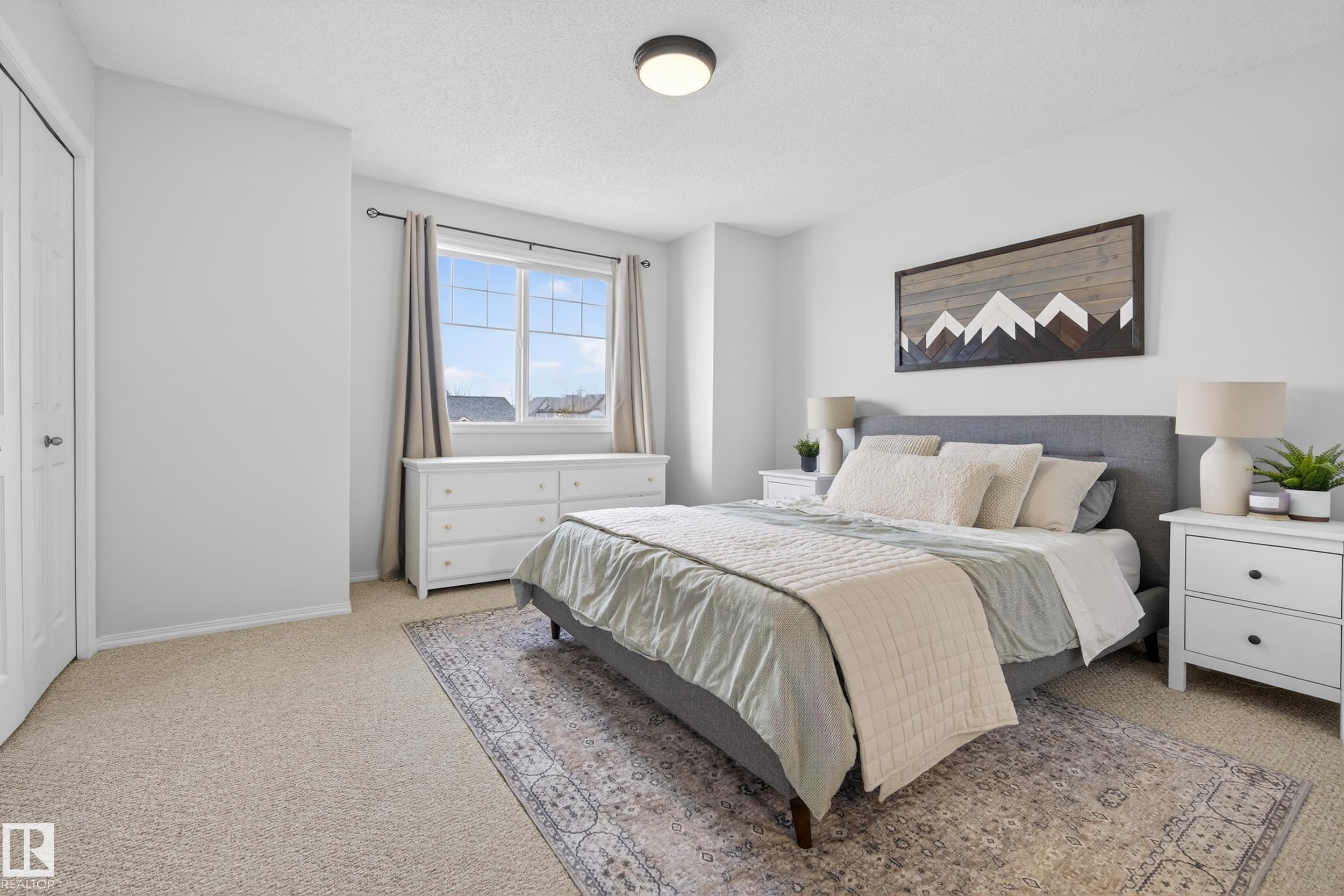 The property features a bright room with carpeted flooring, a window providing natural light, and a ceiling light fixture - 9051 Scott Crescent, Edmonton, AB