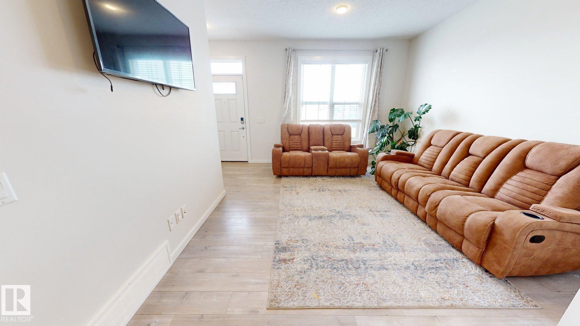 2093 Maple Road, Edmonton, AB - Indoor Photo Showing Living Room