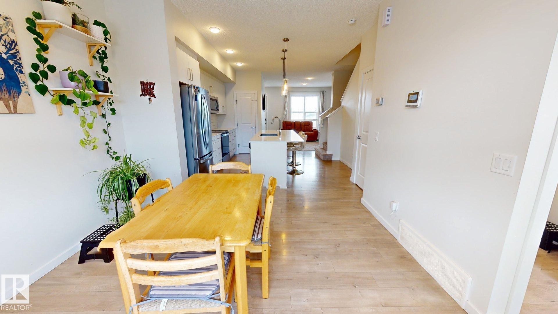 2093 Maple Road, Edmonton, AB - Indoor