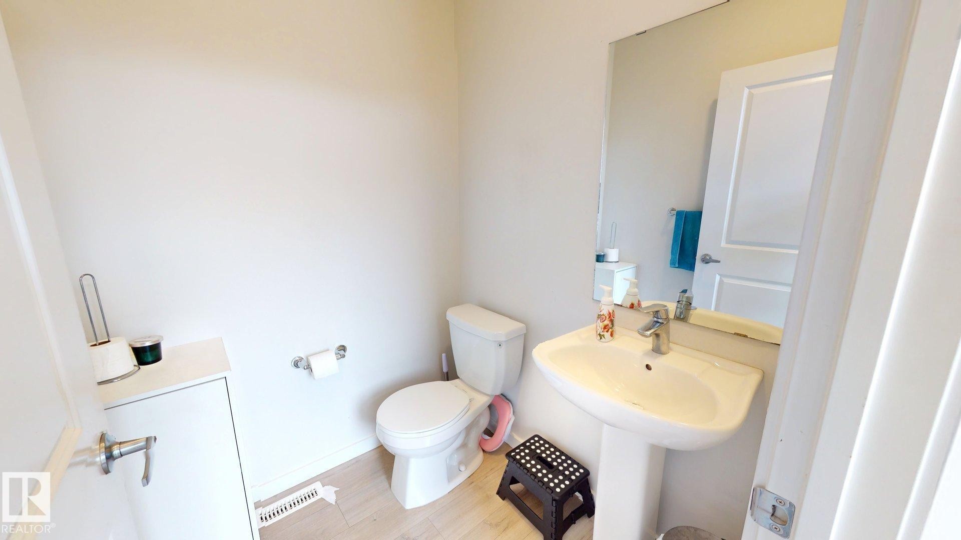 2093 Maple Road, Edmonton, AB - Indoor Photo Showing Bathroom