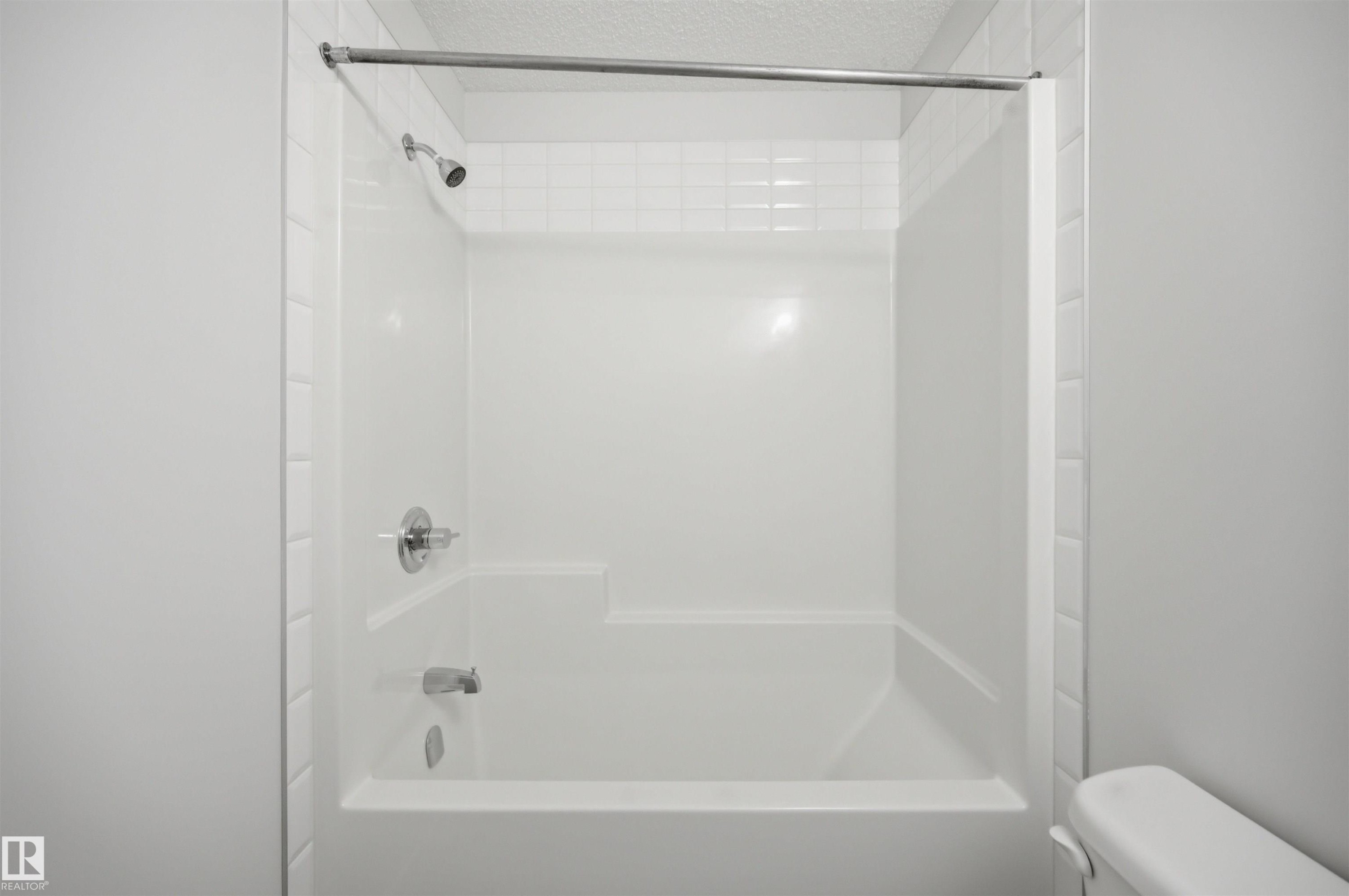 85 1010 Rabbit Hill Road, Edmonton, AB - Indoor Photo Showing Bathroom